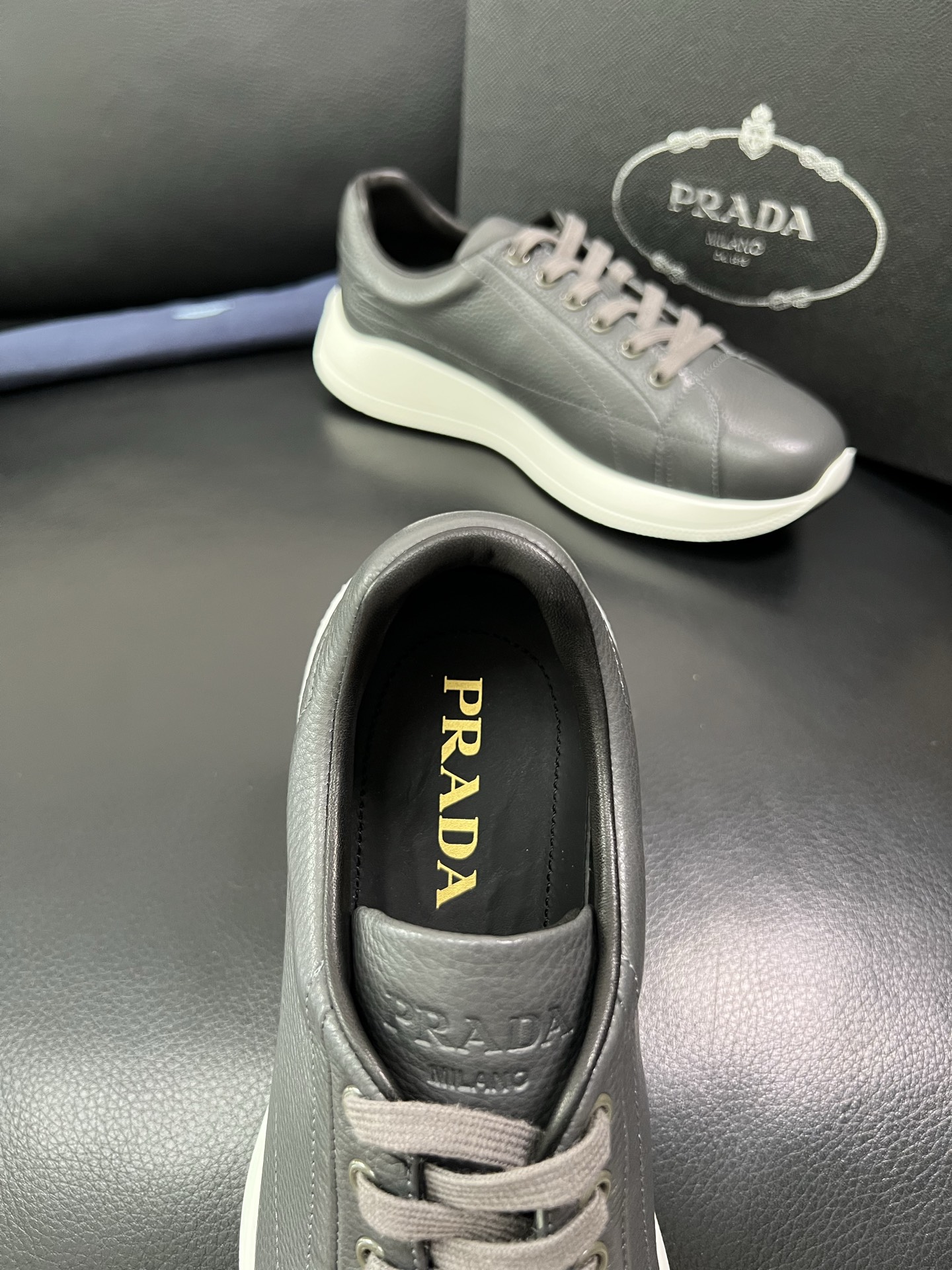 Prada 顶级工艺品，普拉达 专柜同步，原厂配置意大利进口牛皮面料，进口牛皮内里垫，透气舒适，鞋底：原