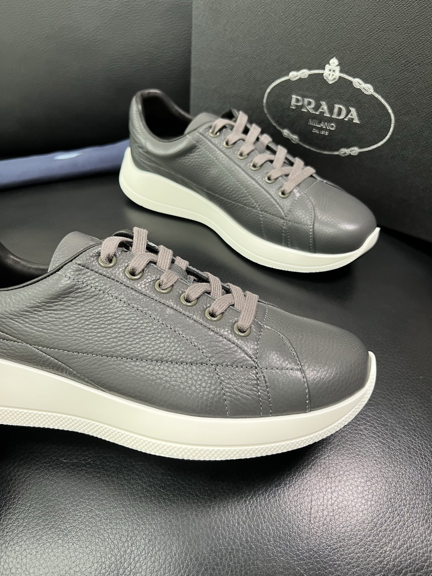 Prada 顶级工艺品，普拉达 专柜同步，原厂配置意大利进口牛皮面料，进口牛皮内里垫，透气舒适，鞋底：原