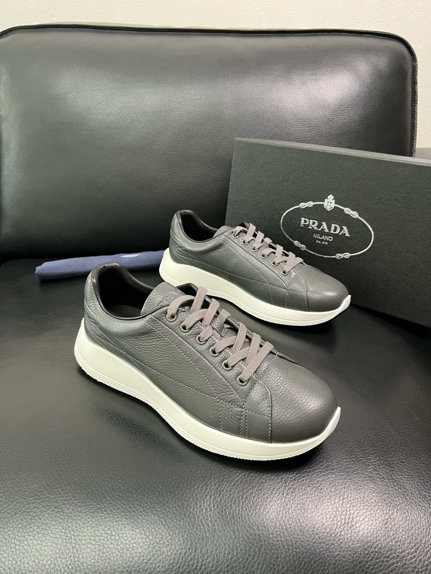 Prada 顶级工艺品，普拉达 专柜同步，原厂配置意大利进口牛皮面料，进口牛皮内里垫，透气舒适，鞋底：原