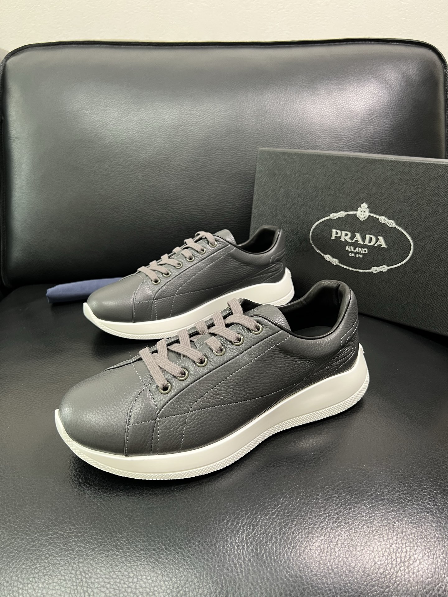 Prada 顶级工艺品，普拉达 专柜同步，原厂配置意大利进口牛皮面料，进口牛皮内里垫，透气舒适，鞋底：原