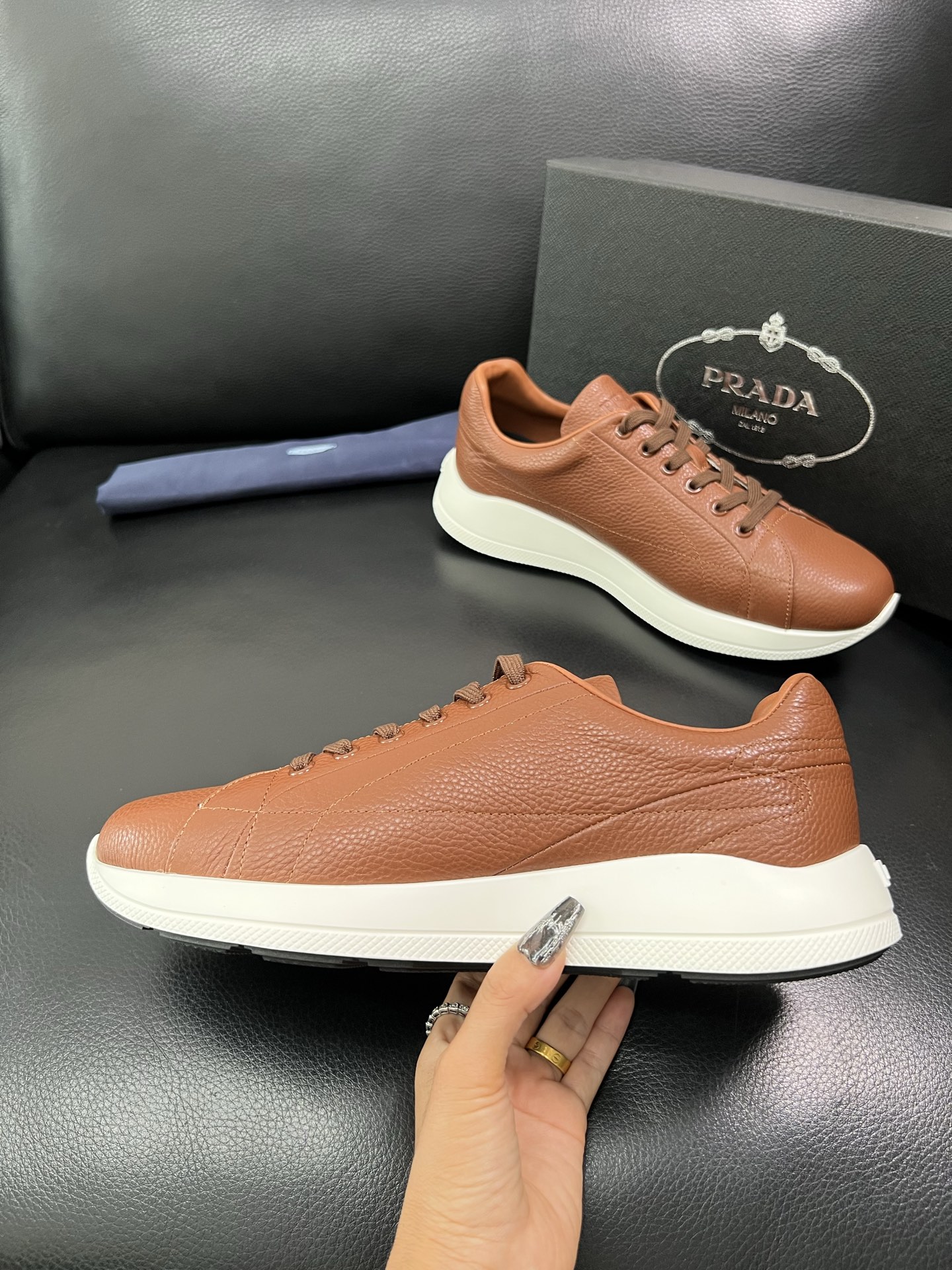 Prada 顶级工艺品，普拉达 专柜同步，原厂配置意大利进口牛皮面料，进口牛皮内里垫，透气舒适，鞋底：原