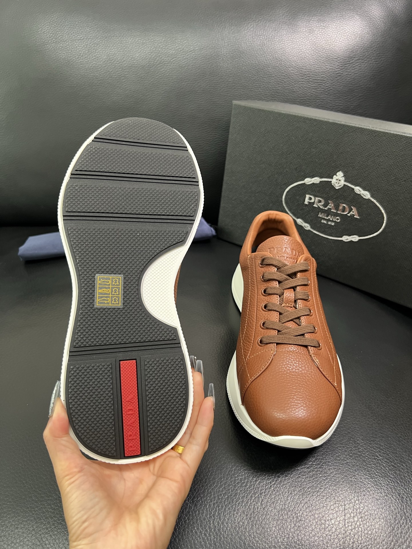 Prada 顶级工艺品，普拉达 专柜同步，原厂配置意大利进口牛皮面料，进口牛皮内里垫，透气舒适，鞋底：原