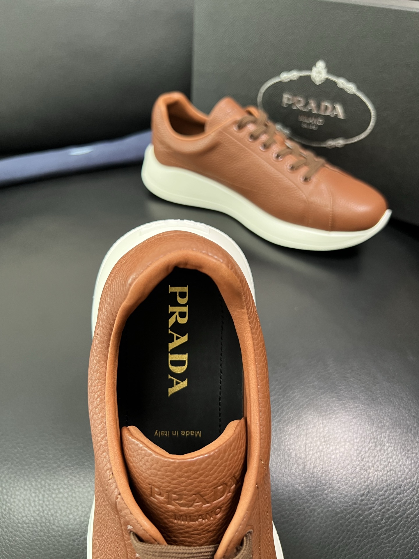 Prada 顶级工艺品，普拉达 专柜同步，原厂配置意大利进口牛皮面料，进口牛皮内里垫，透气舒适，鞋底：原