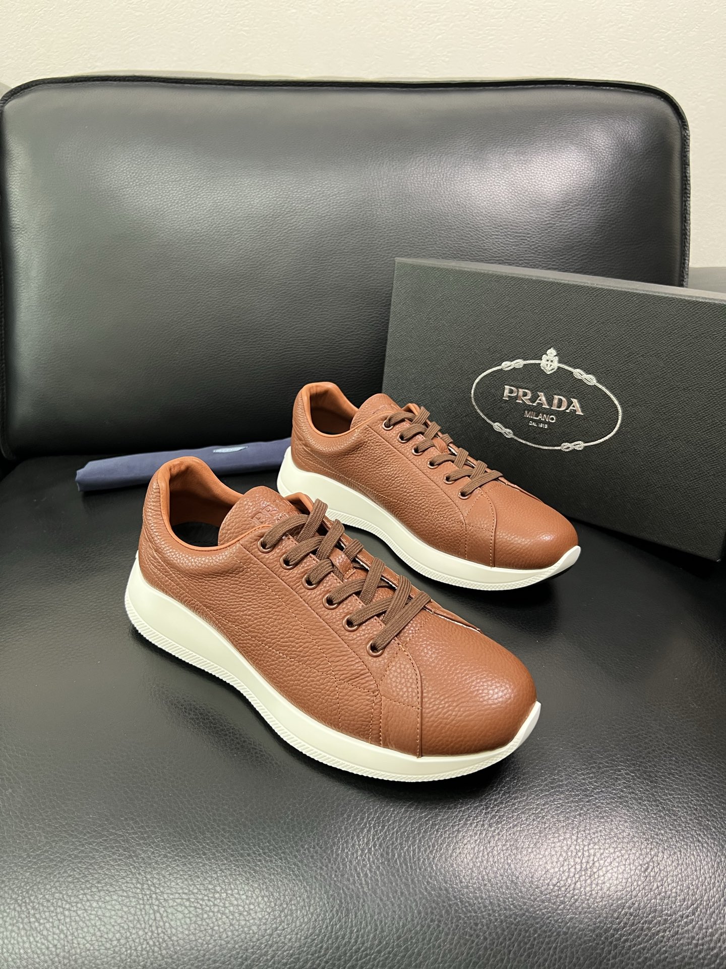 Prada 顶级工艺品，普拉达 专柜同步，原厂配置意大利进口牛皮面料，进口牛皮内里垫，透气舒适，鞋底：原