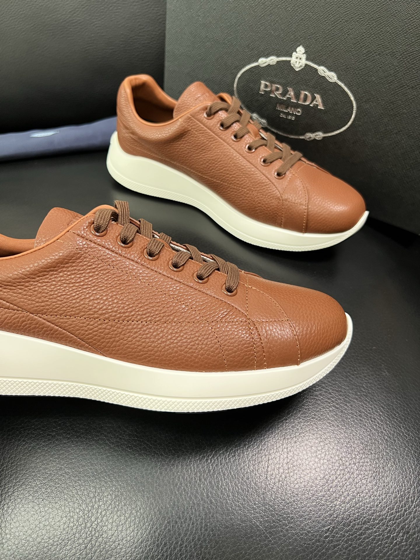Prada 顶级工艺品，普拉达 专柜同步，原厂配置意大利进口牛皮面料，进口牛皮内里垫，透气舒适，鞋底：原