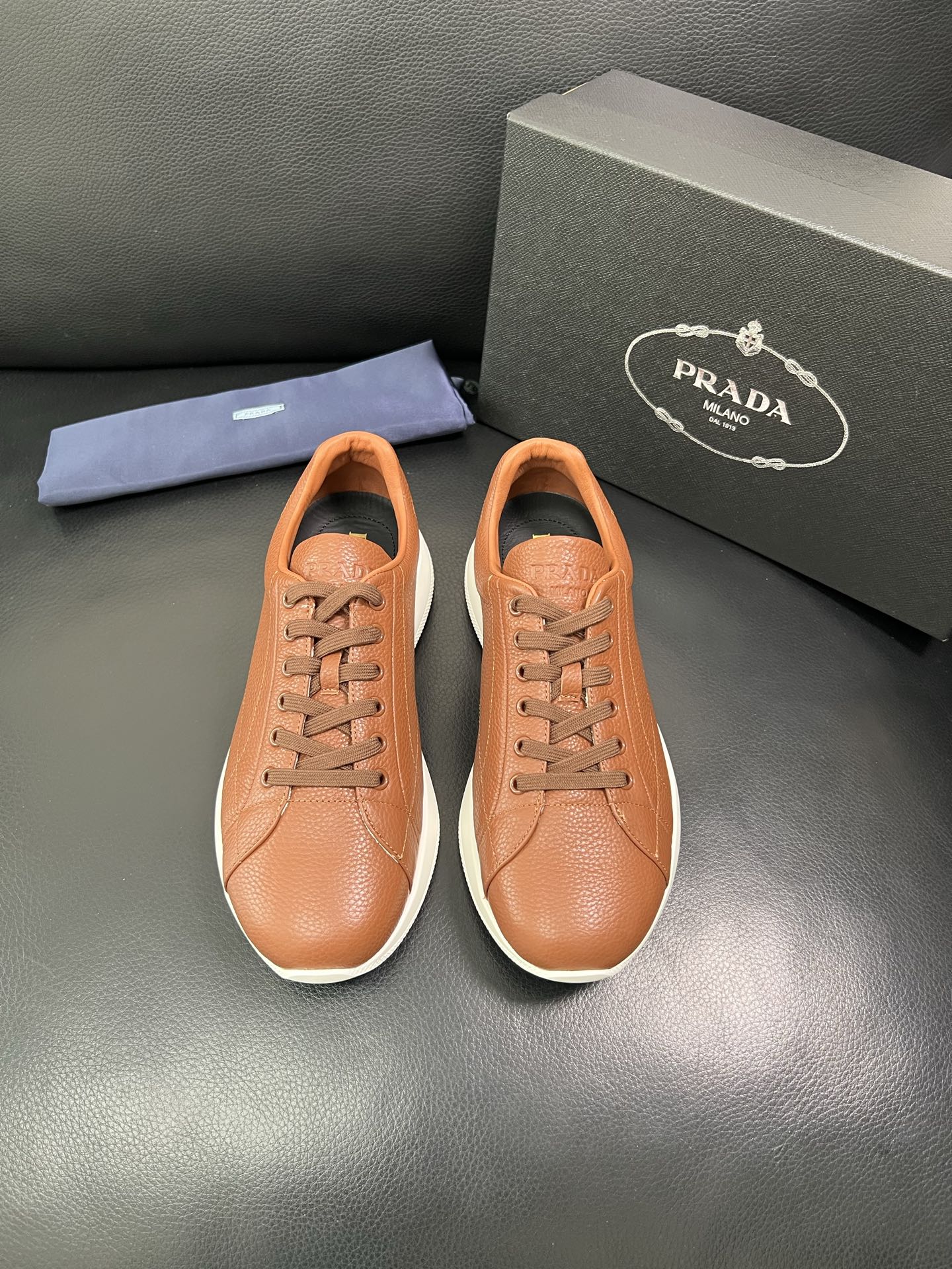 Prada 顶级工艺品，普拉达 专柜同步，原厂配置意大利进口牛皮面料，进口牛皮内里垫，透气舒适，鞋底：原