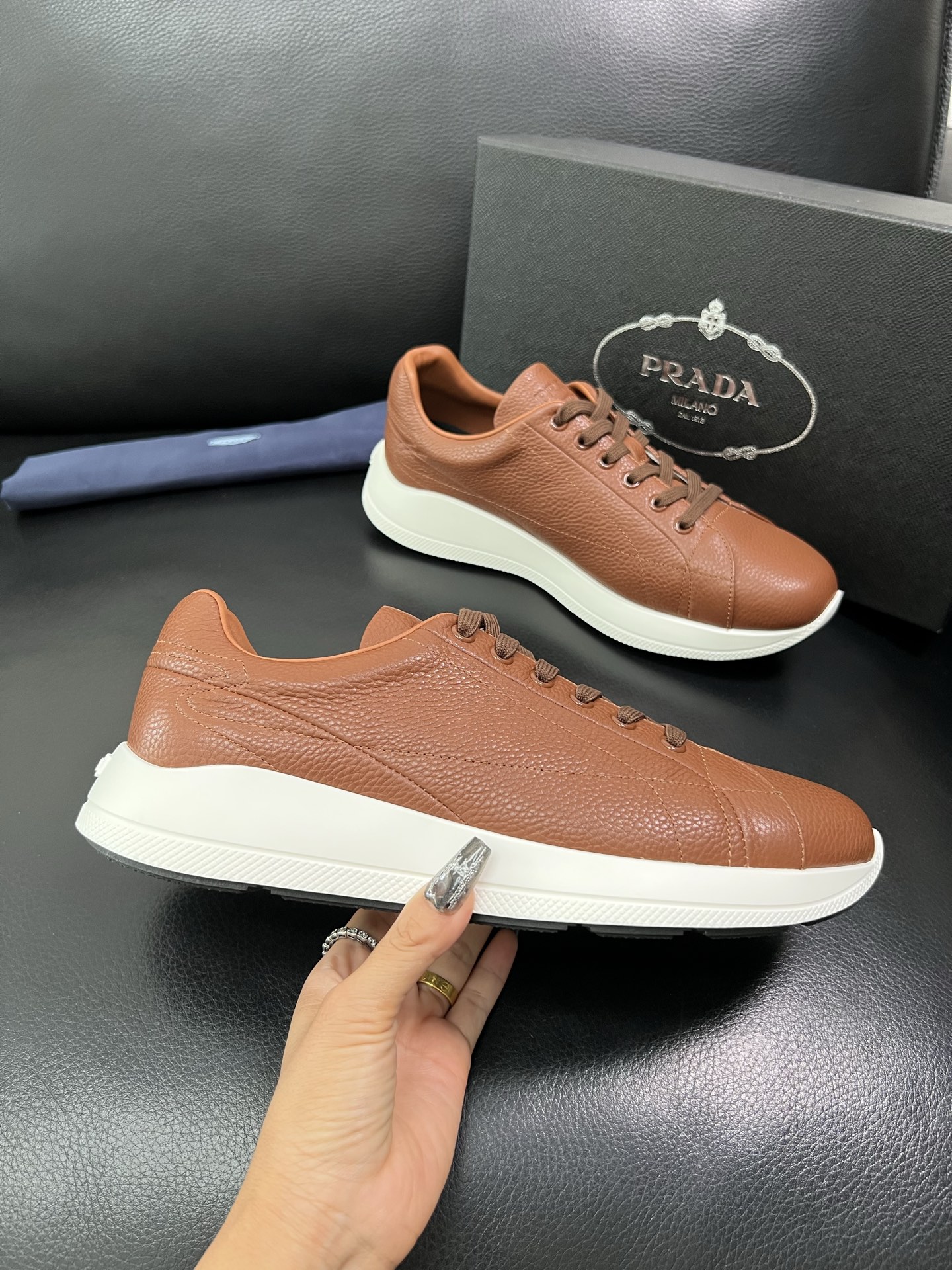 Prada 顶级工艺品，普拉达 专柜同步，原厂配置意大利进口牛皮面料，进口牛皮内里垫，透气舒适，鞋底：原