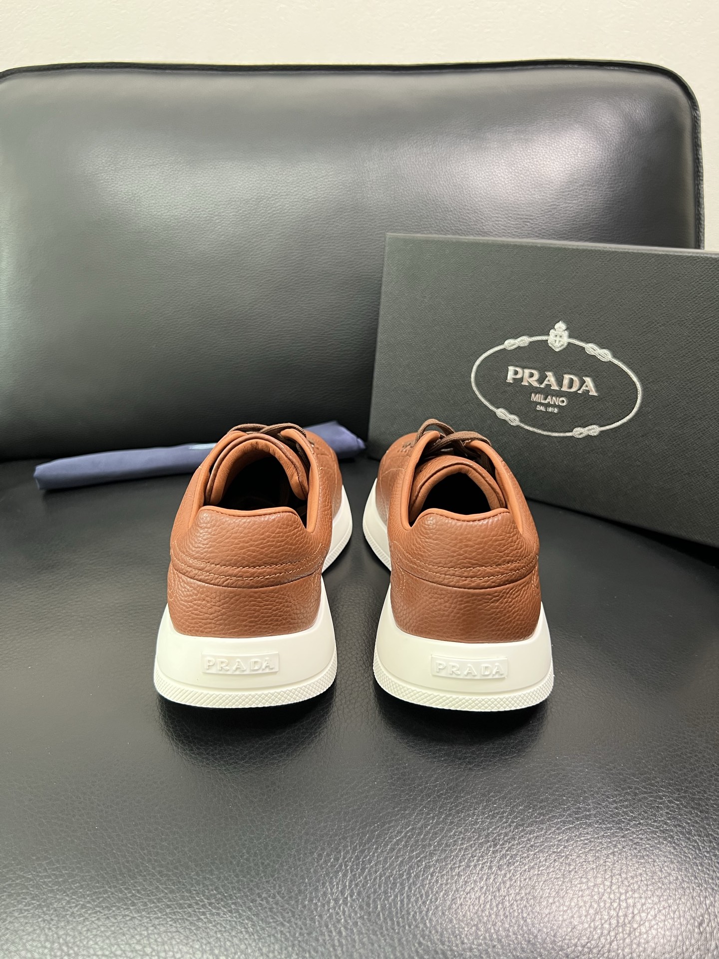 Prada 顶级工艺品，普拉达 专柜同步，原厂配置意大利进口牛皮面料，进口牛皮内里垫，透气舒适，鞋底：原