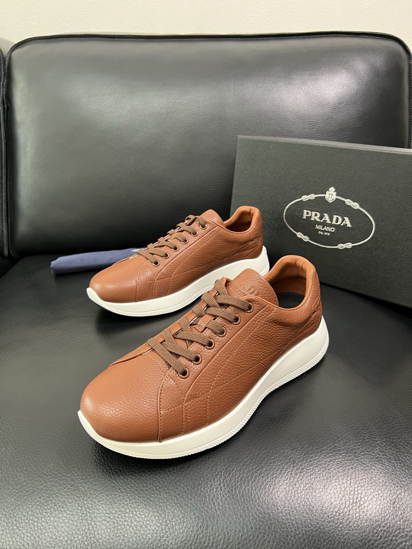Prada 顶级工艺品，普拉达 专柜同步，原厂配置意大利进口牛皮面料，进口牛皮内里垫，透气舒适，鞋底：原