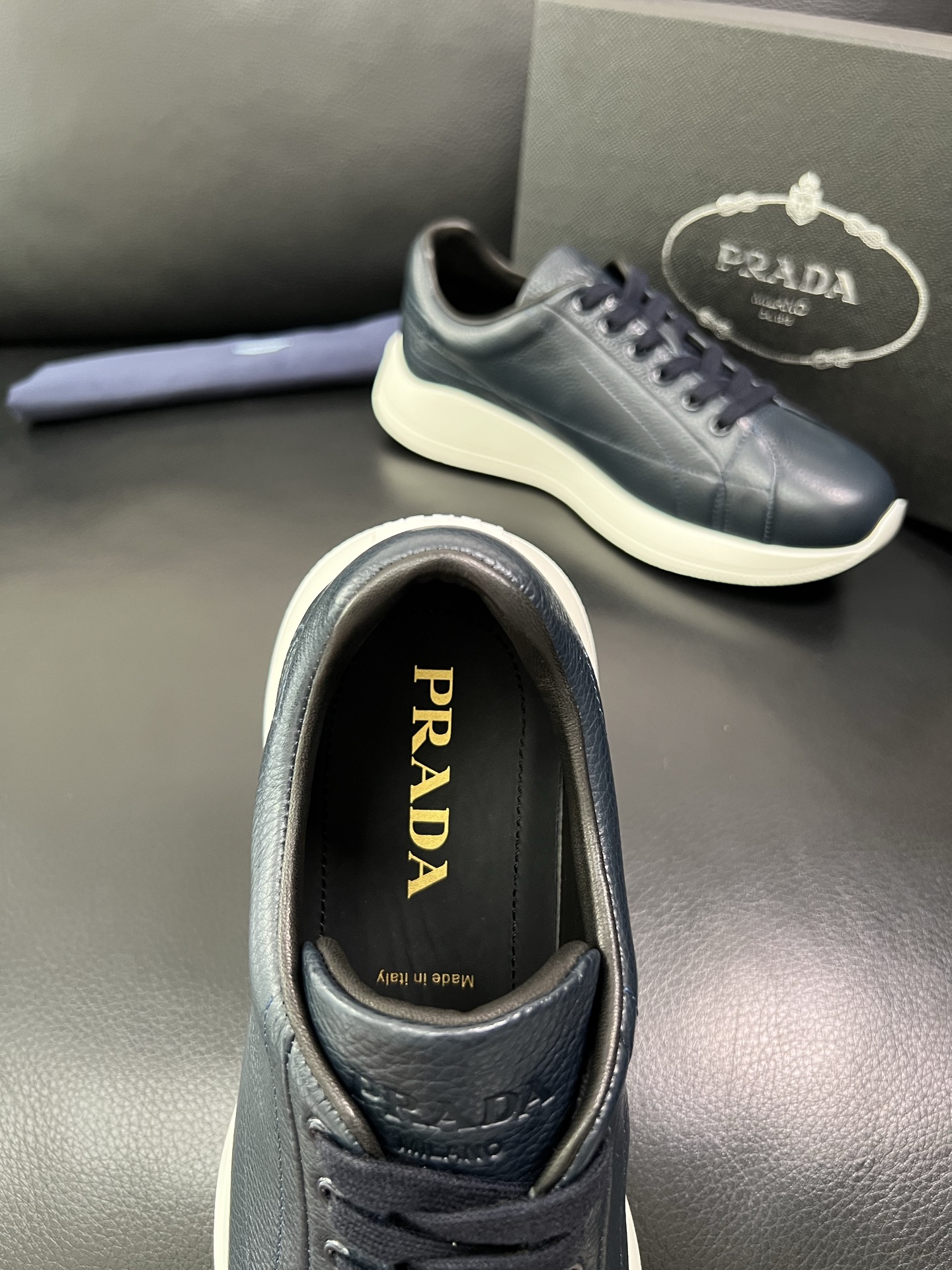Prada 顶级工艺品，普拉达 专柜同步，原厂配置意大利进口牛皮面料，进口牛皮内里垫，透气舒适，鞋底：原