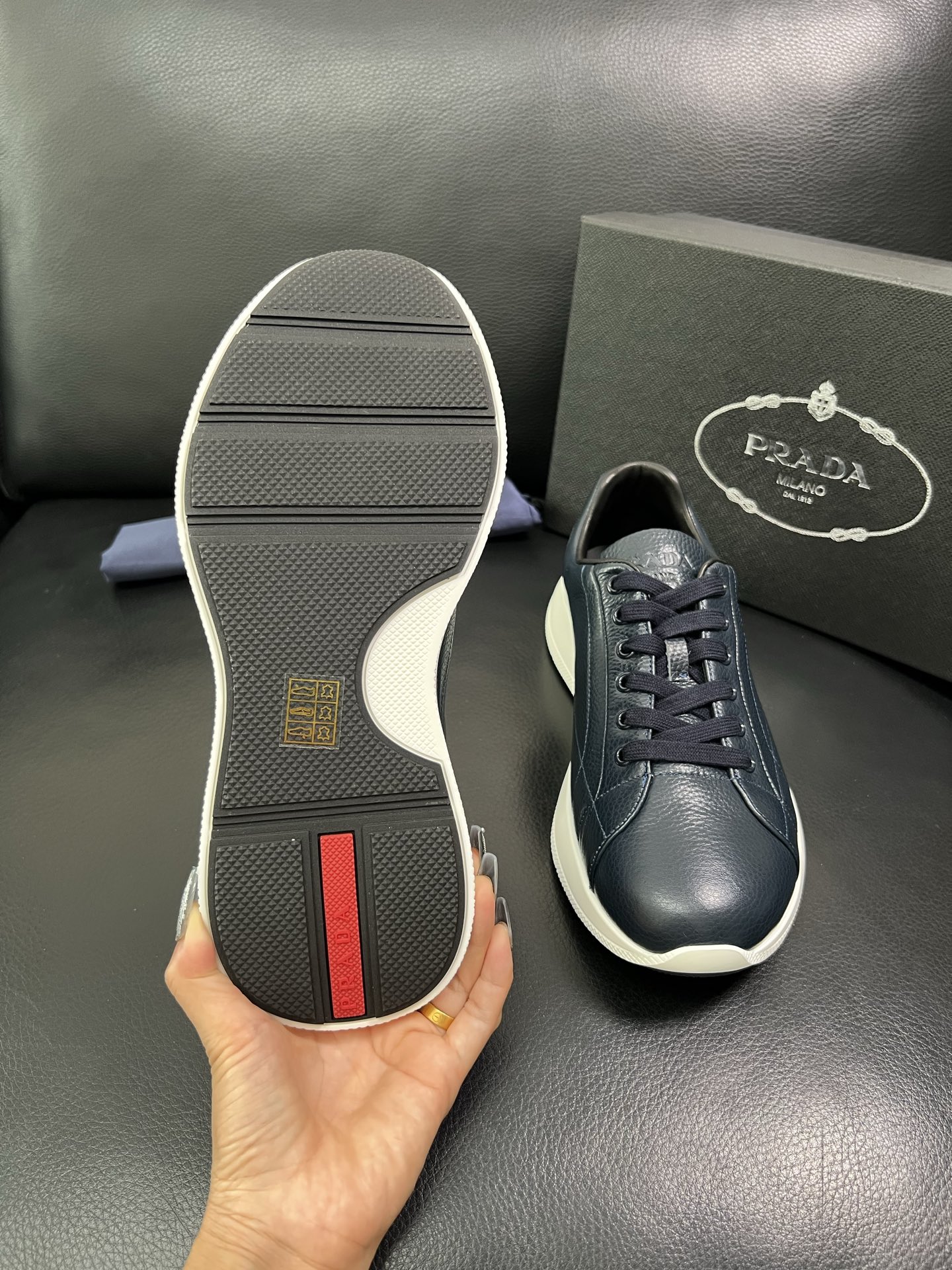 Prada 顶级工艺品，普拉达 专柜同步，原厂配置意大利进口牛皮面料，进口牛皮内里垫，透气舒适，鞋底：原