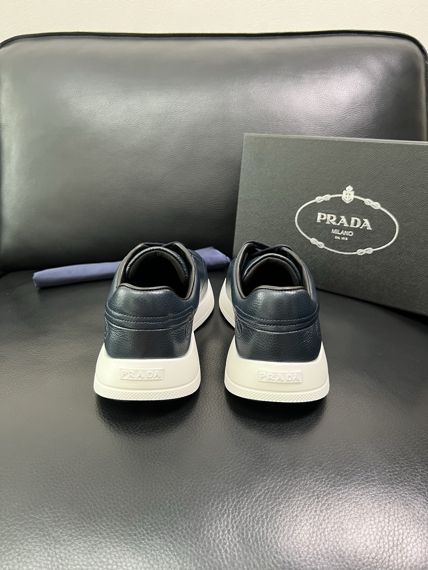 Prada 顶级工艺品，普拉达 专柜同步，原厂配置意大利进口牛皮面料，进口牛皮内里垫，透气舒适，鞋底：原