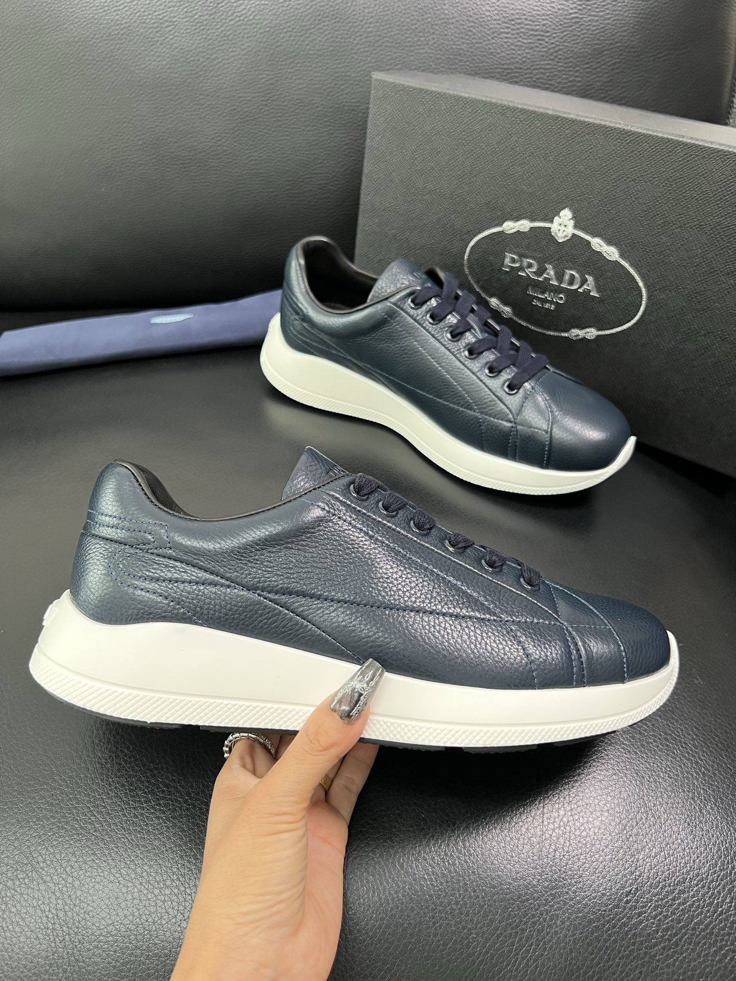 Prada 顶级工艺品，普拉达 专柜同步，原厂配置意大利进口牛皮面料，进口牛皮内里垫，透气舒适，鞋底：原