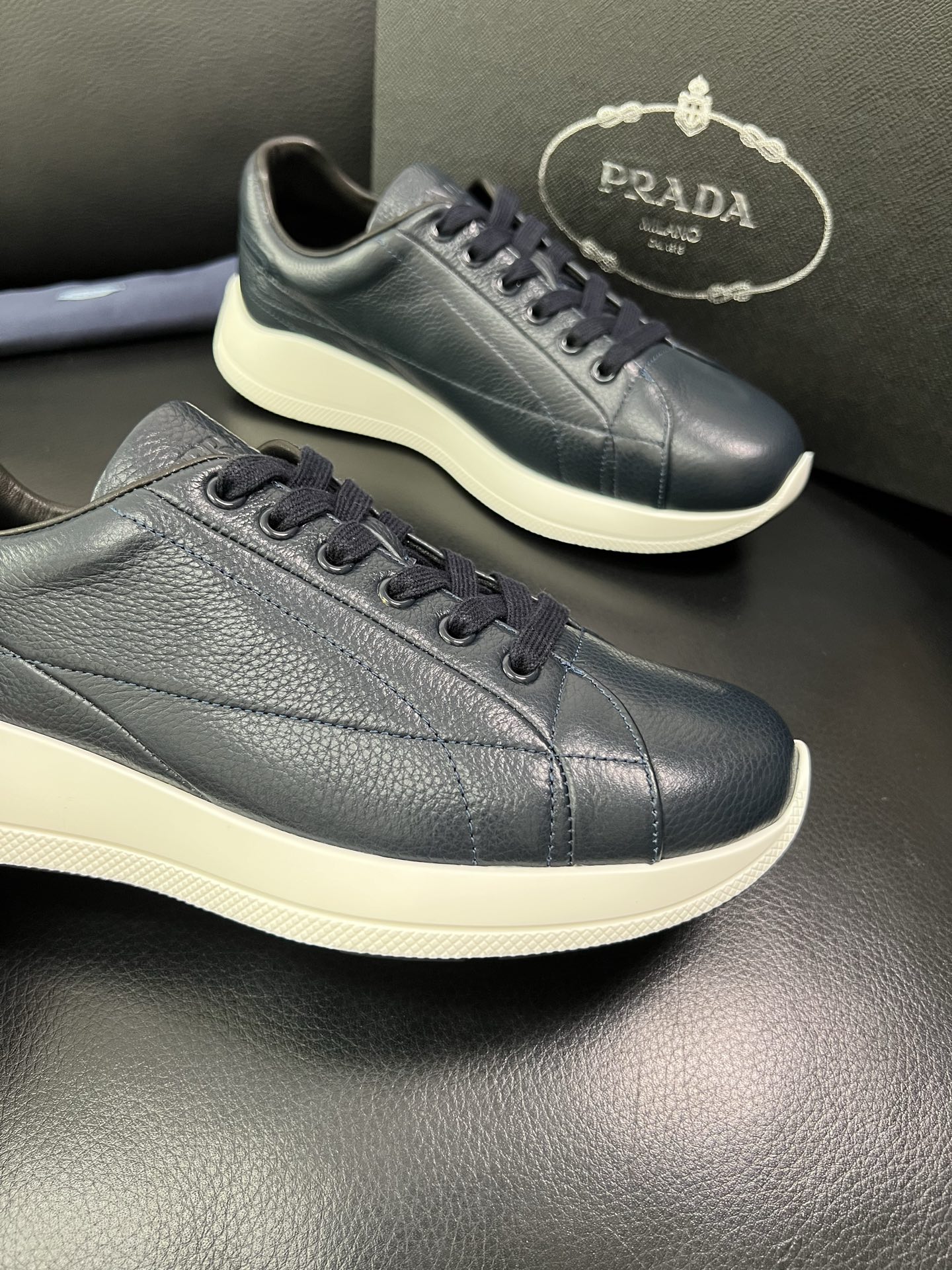 Prada 顶级工艺品，普拉达 专柜同步，原厂配置意大利进口牛皮面料，进口牛皮内里垫，透气舒适，鞋底：原