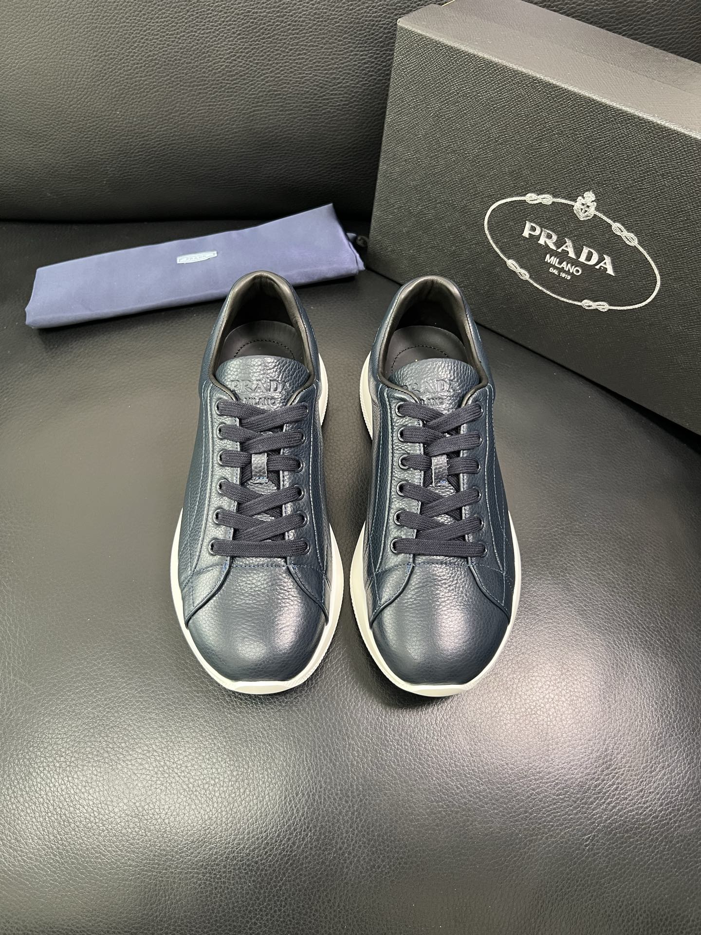 Prada 顶级工艺品，普拉达 专柜同步，原厂配置意大利进口牛皮面料，进口牛皮内里垫，透气舒适，鞋底：原