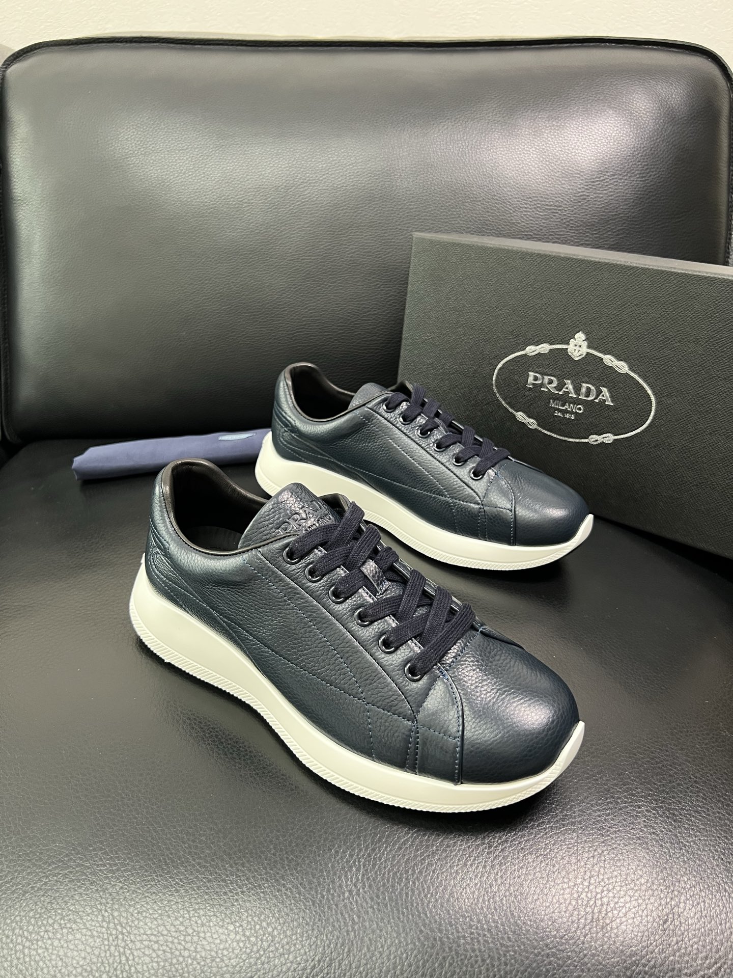 Prada 顶级工艺品，普拉达 专柜同步，原厂配置意大利进口牛皮面料，进口牛皮内里垫，透气舒适，鞋底：原