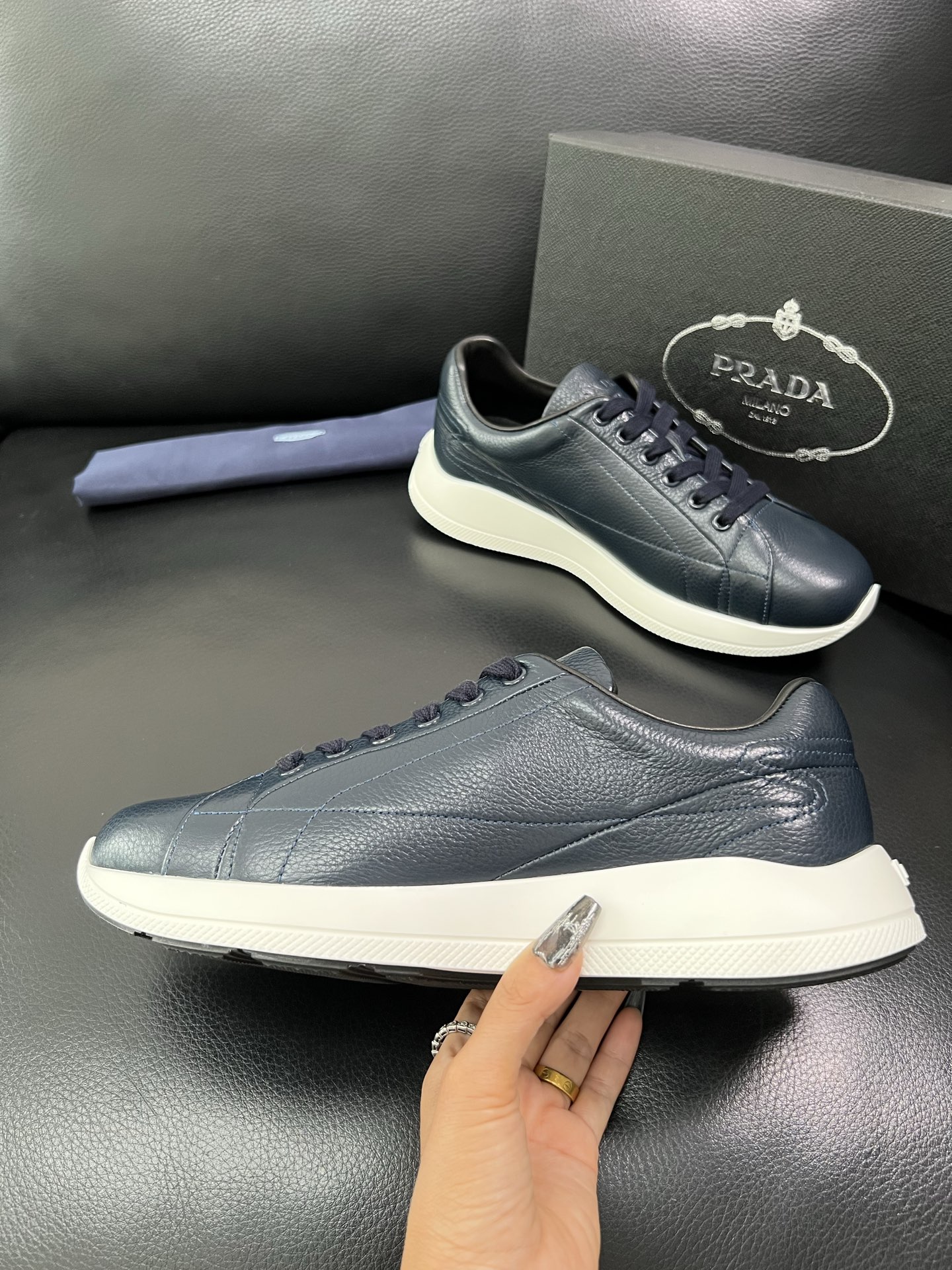 Prada 顶级工艺品，普拉达 专柜同步，原厂配置意大利进口牛皮面料，进口牛皮内里垫，透气舒适，鞋底：原