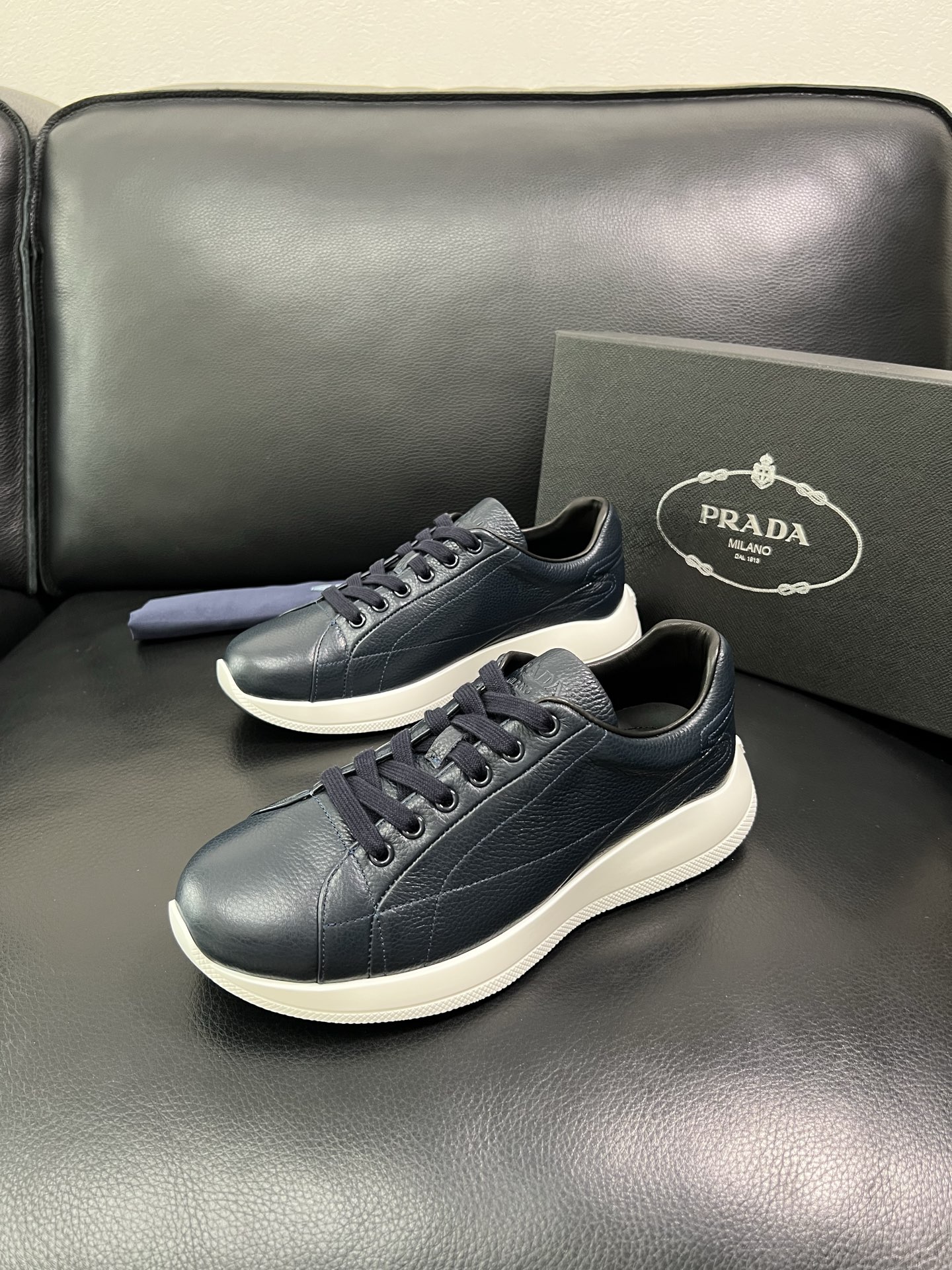 Prada 顶级工艺品，普拉达 专柜同步，原厂配置意大利进口牛皮面料，进口牛皮内里垫，透气舒适，鞋底：原