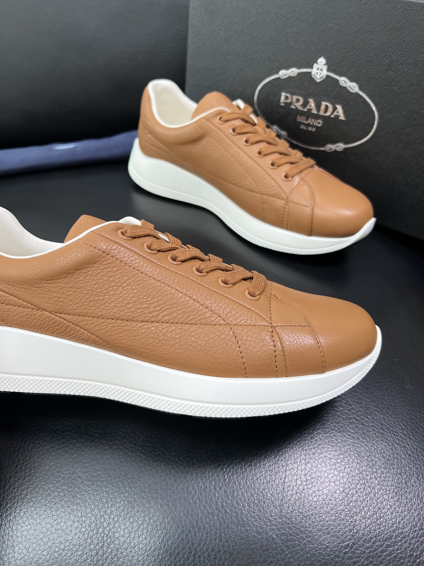 Prada 顶级工艺品，普拉达 专柜同步，原厂配置意大利进口牛皮面料，进口牛皮内里垫，透气舒适，鞋底：原