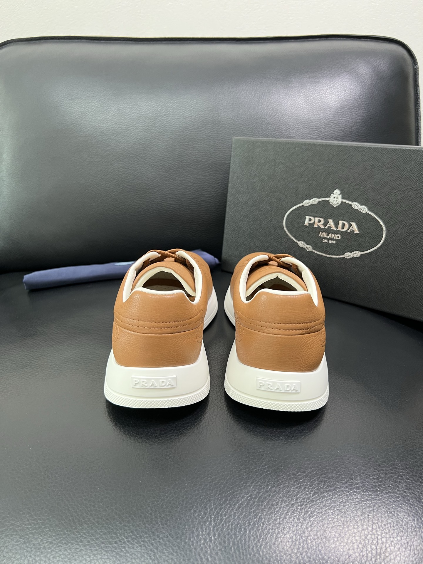 Prada 顶级工艺品，普拉达 专柜同步，原厂配置意大利进口牛皮面料，进口牛皮内里垫，透气舒适，鞋底：原