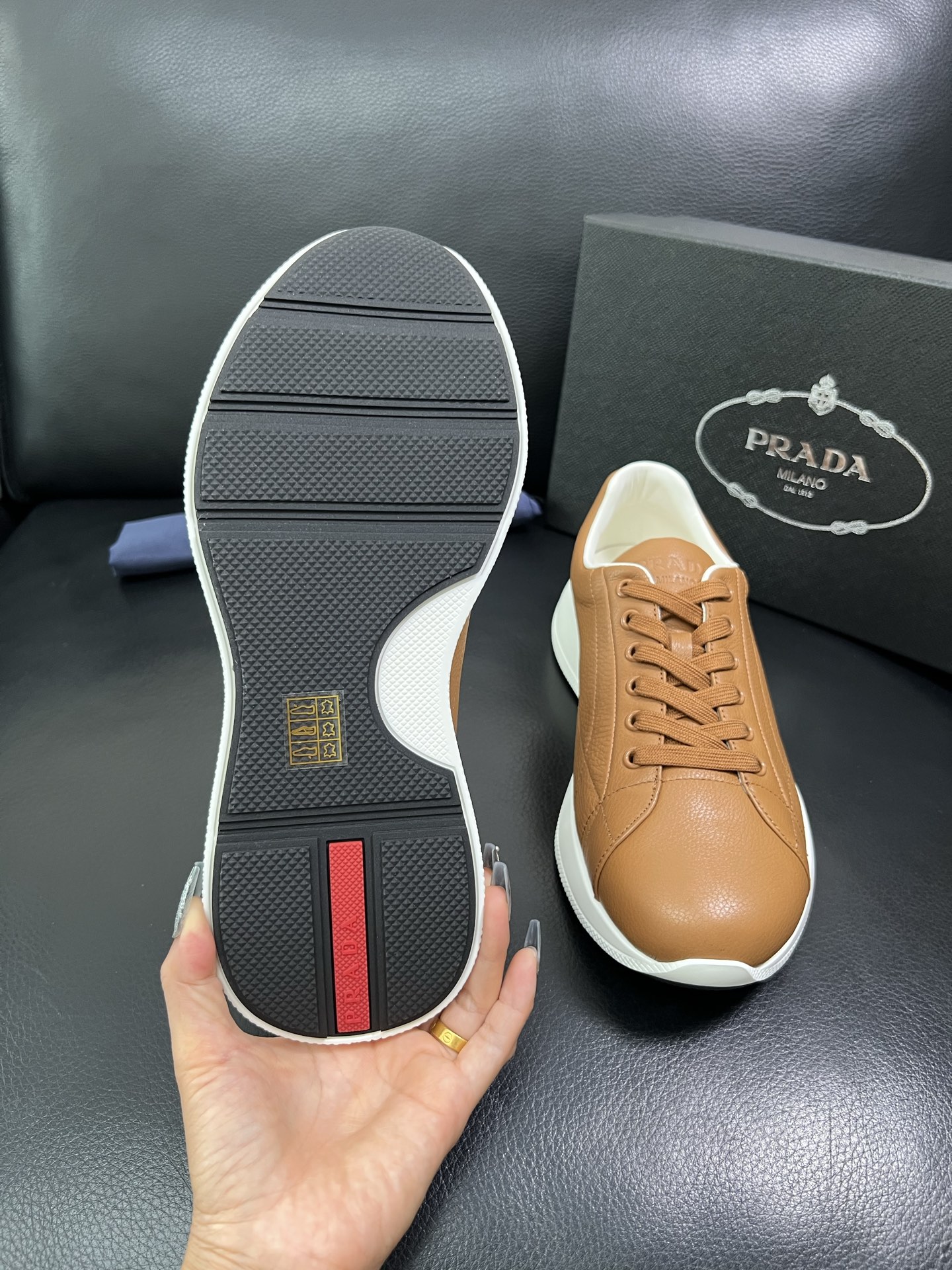 Prada 顶级工艺品，普拉达 专柜同步，原厂配置意大利进口牛皮面料，进口牛皮内里垫，透气舒适，鞋底：原