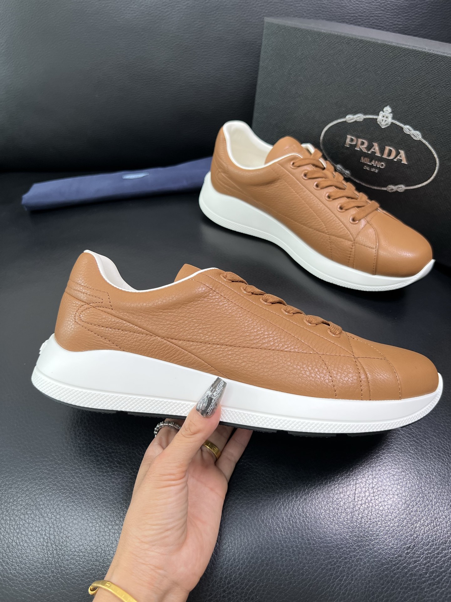 Prada 顶级工艺品，普拉达 专柜同步，原厂配置意大利进口牛皮面料，进口牛皮内里垫，透气舒适，鞋底：原