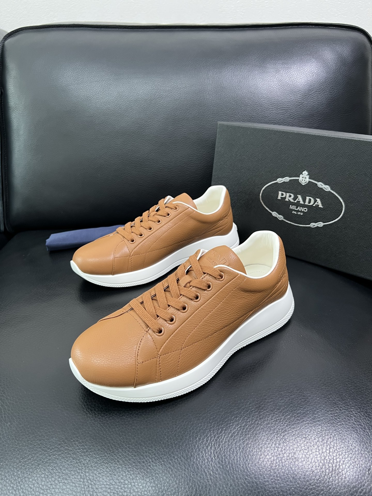 Prada 顶级工艺品，普拉达 专柜同步，原厂配置意大利进口牛皮面料，进口牛皮内里垫，透气舒适，鞋底：原