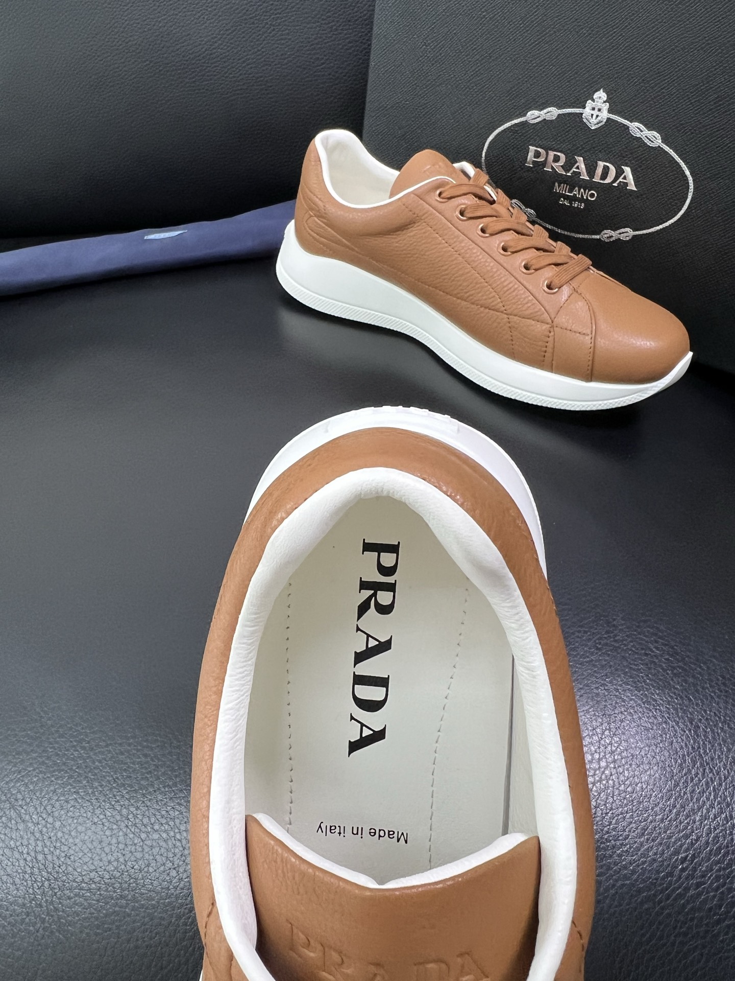 Prada 顶级工艺品，普拉达 专柜同步，原厂配置意大利进口牛皮面料，进口牛皮内里垫，透气舒适，鞋底：原