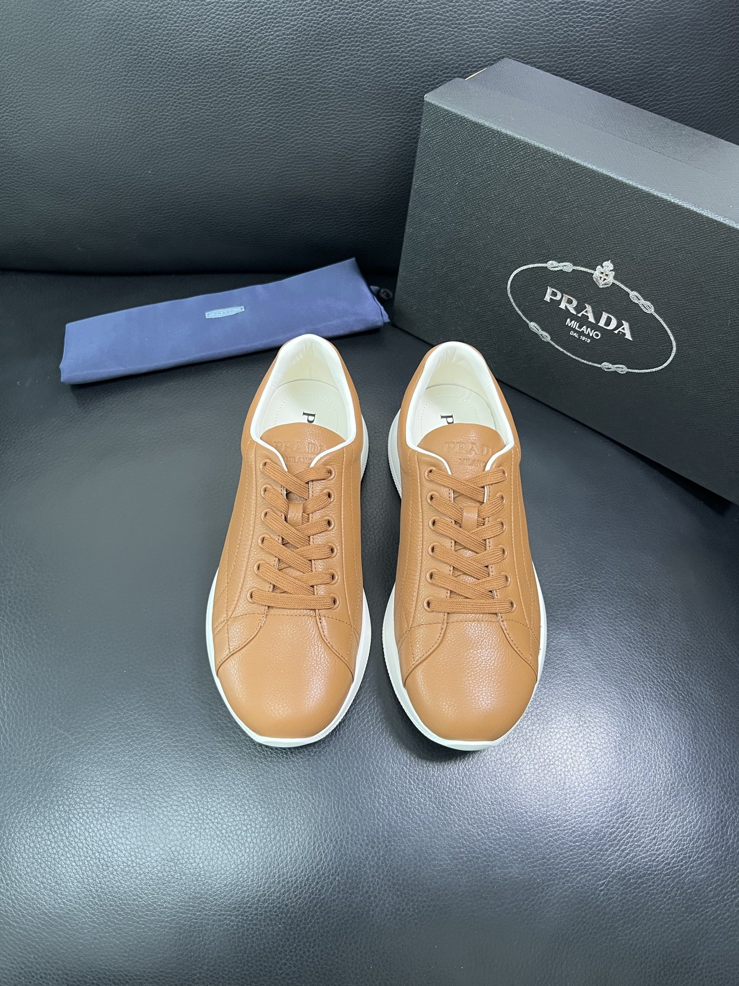 Prada 顶级工艺品，普拉达 专柜同步，原厂配置意大利进口牛皮面料，进口牛皮内里垫，透气舒适，鞋底：原
