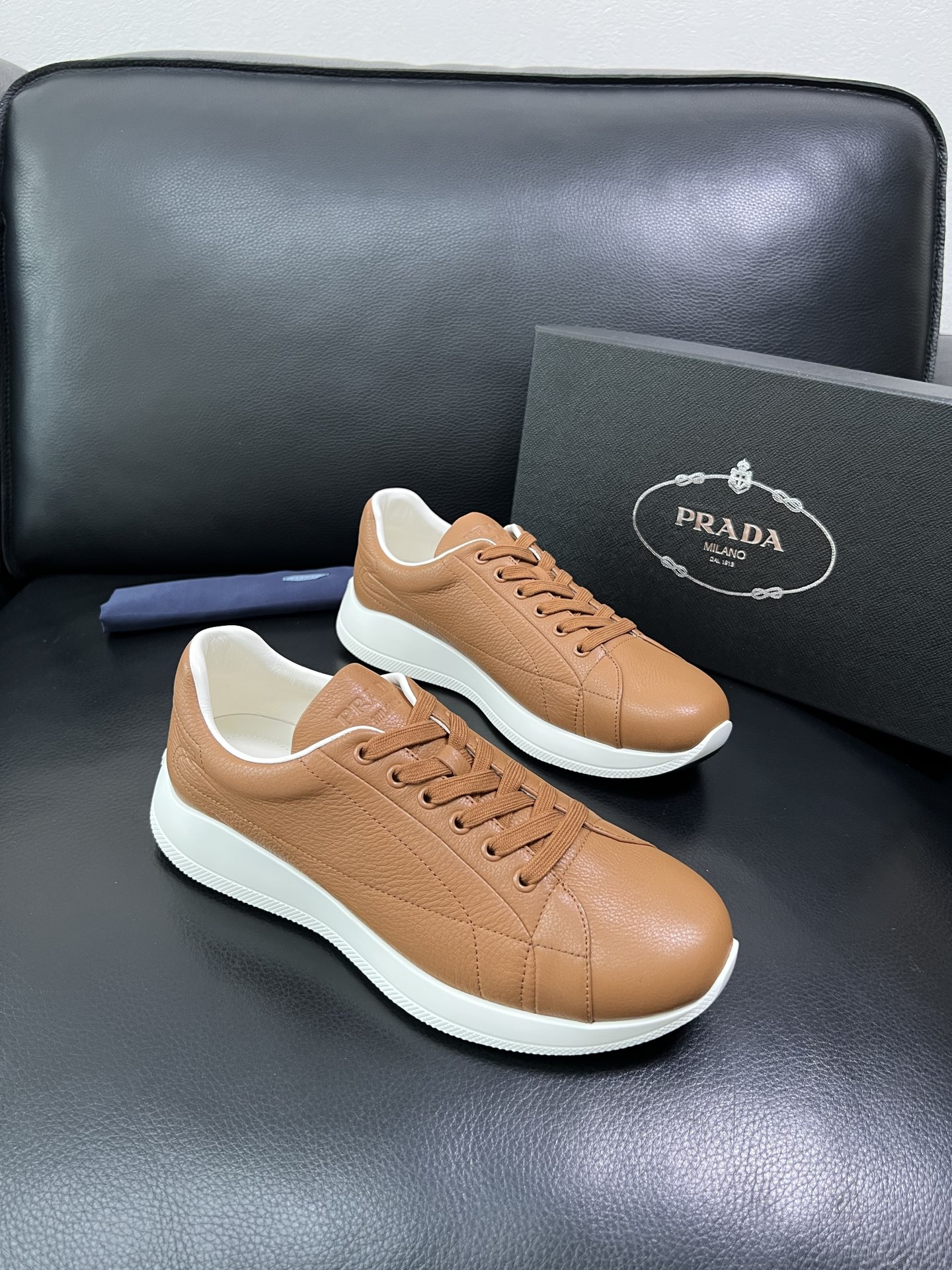 Prada 顶级工艺品，普拉达 专柜同步，原厂配置意大利进口牛皮面料，进口牛皮内里垫，透气舒适，鞋底：原