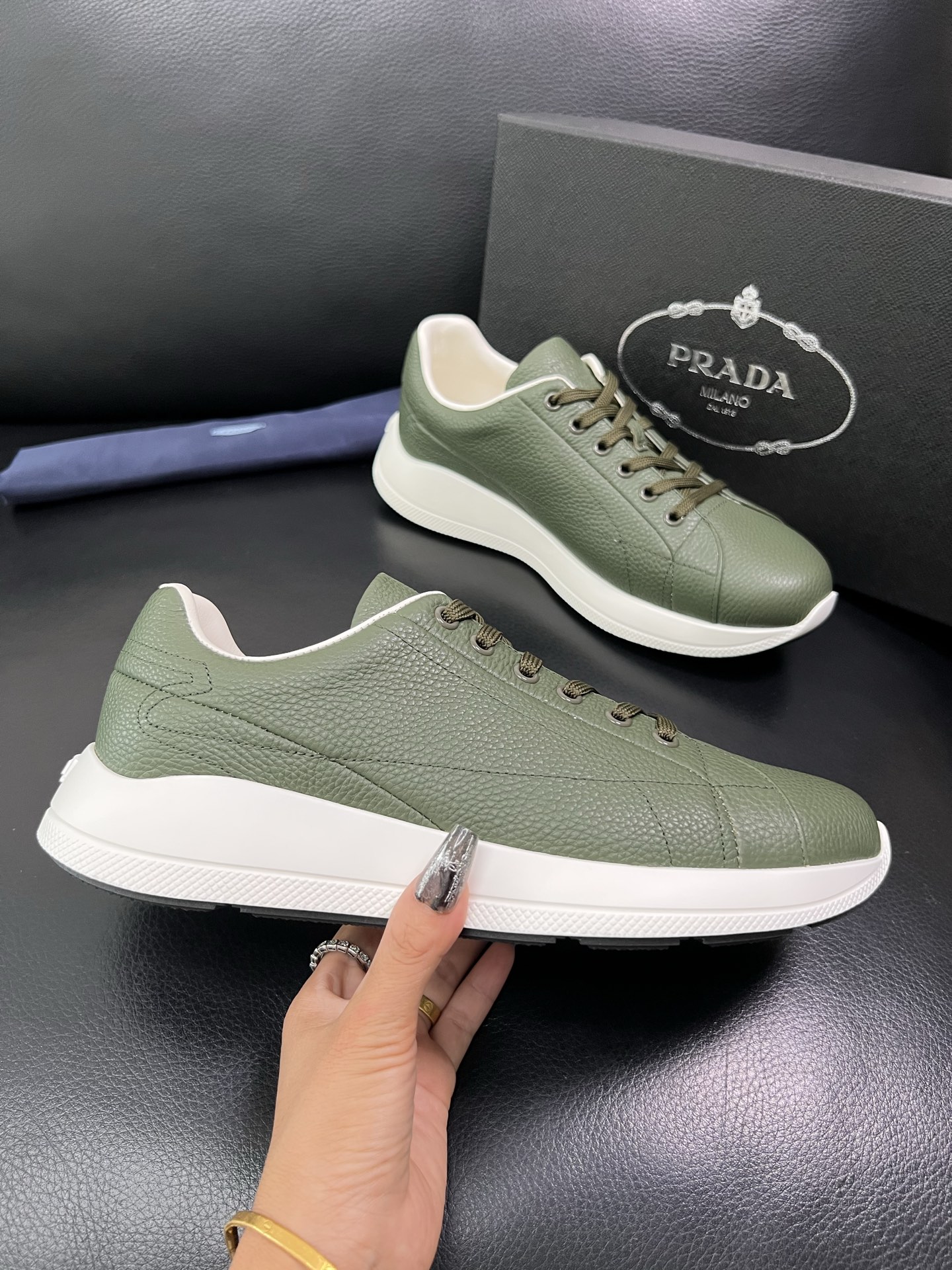 Prada 顶级工艺品，普拉达 专柜同步，原厂配置意大利进口牛皮面料，进口牛皮内里垫，透气舒适，鞋底：原