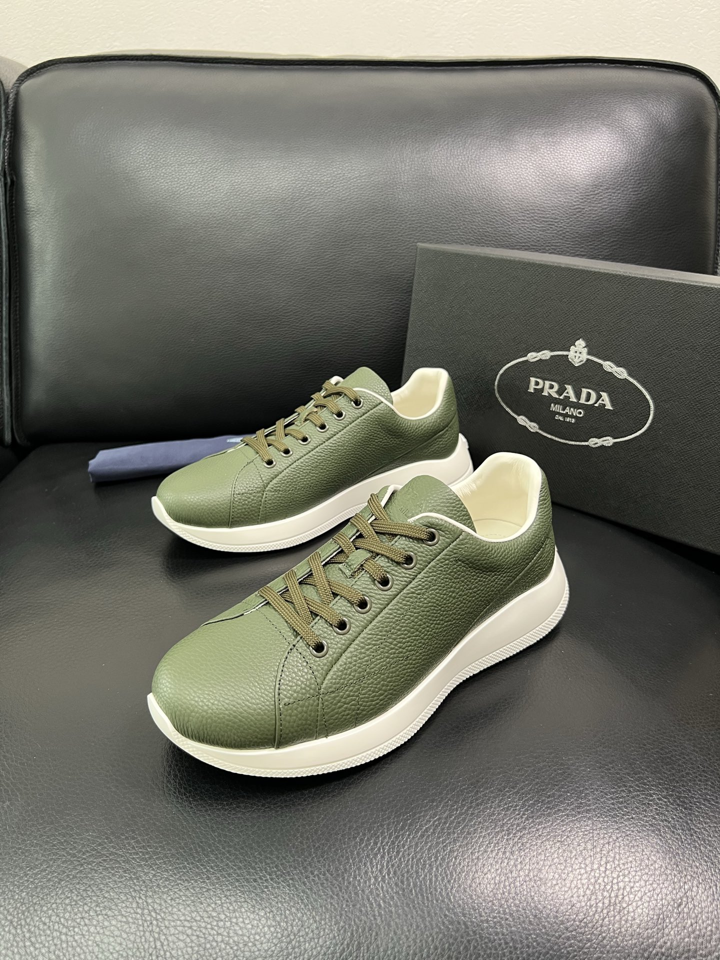 Prada 顶级工艺品，普拉达 专柜同步，原厂配置意大利进口牛皮面料，进口牛皮内里垫，透气舒适，鞋底：原