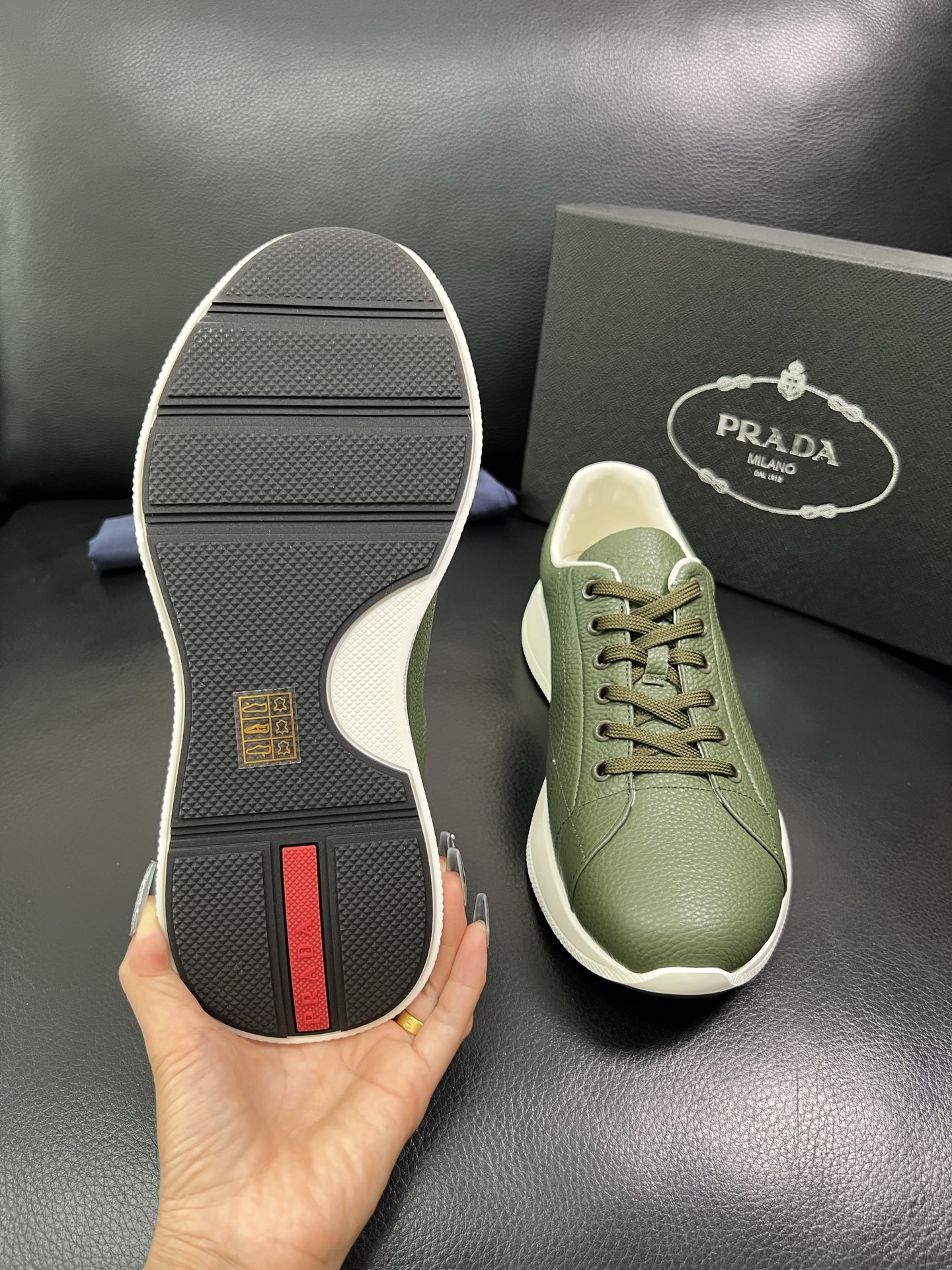 Prada 顶级工艺品，普拉达 专柜同步，原厂配置意大利进口牛皮面料，进口牛皮内里垫，透气舒适，鞋底：原