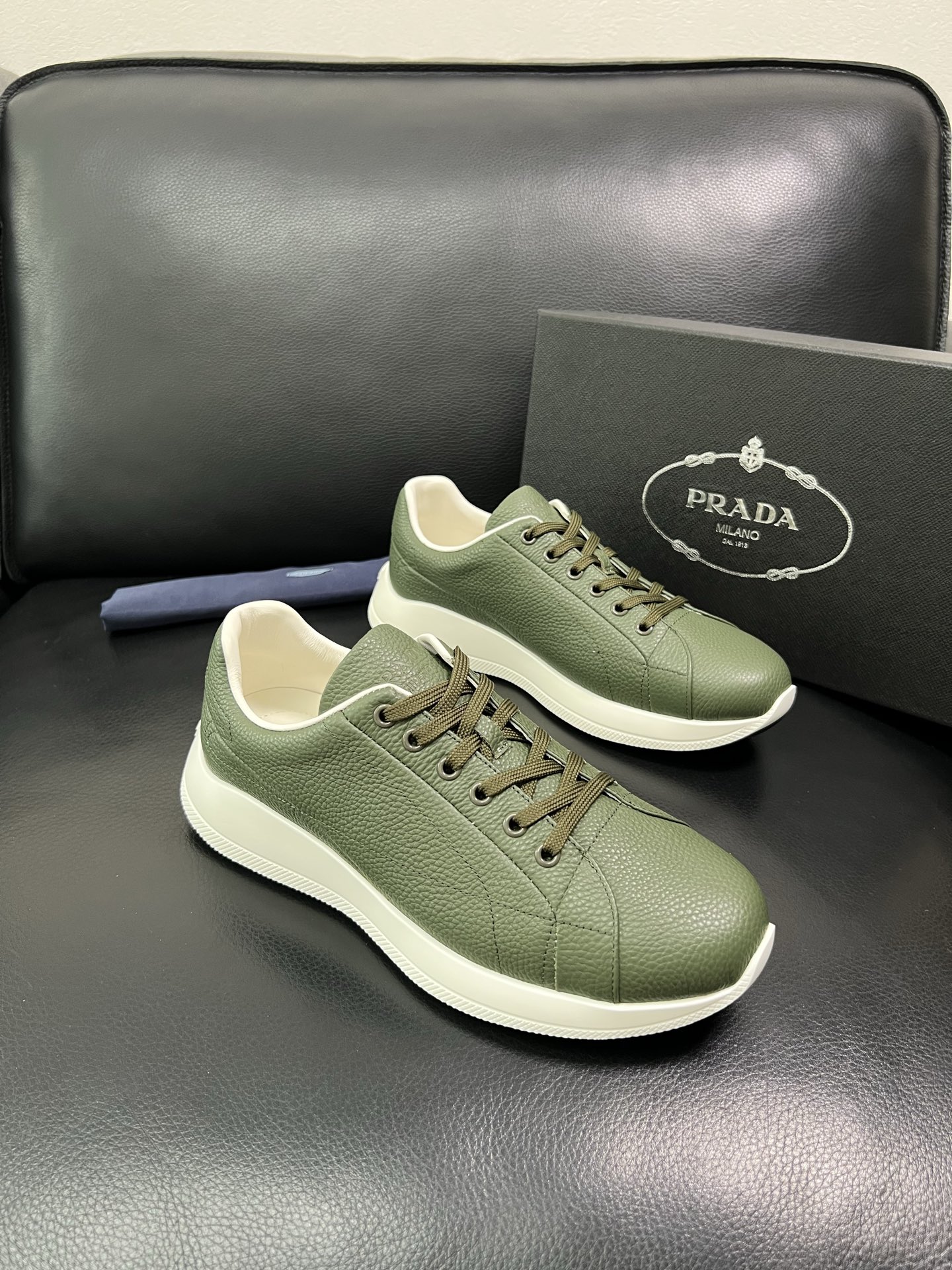 Prada 顶级工艺品，普拉达 专柜同步，原厂配置意大利进口牛皮面料，进口牛皮内里垫，透气舒适，鞋底：原