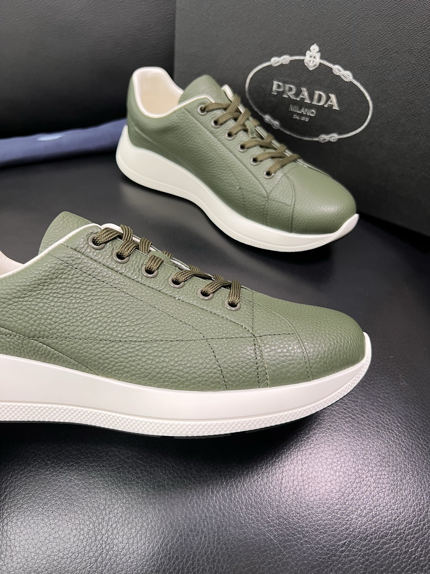 Prada 顶级工艺品，普拉达 专柜同步，原厂配置意大利进口牛皮面料，进口牛皮内里垫，透气舒适，鞋底：原