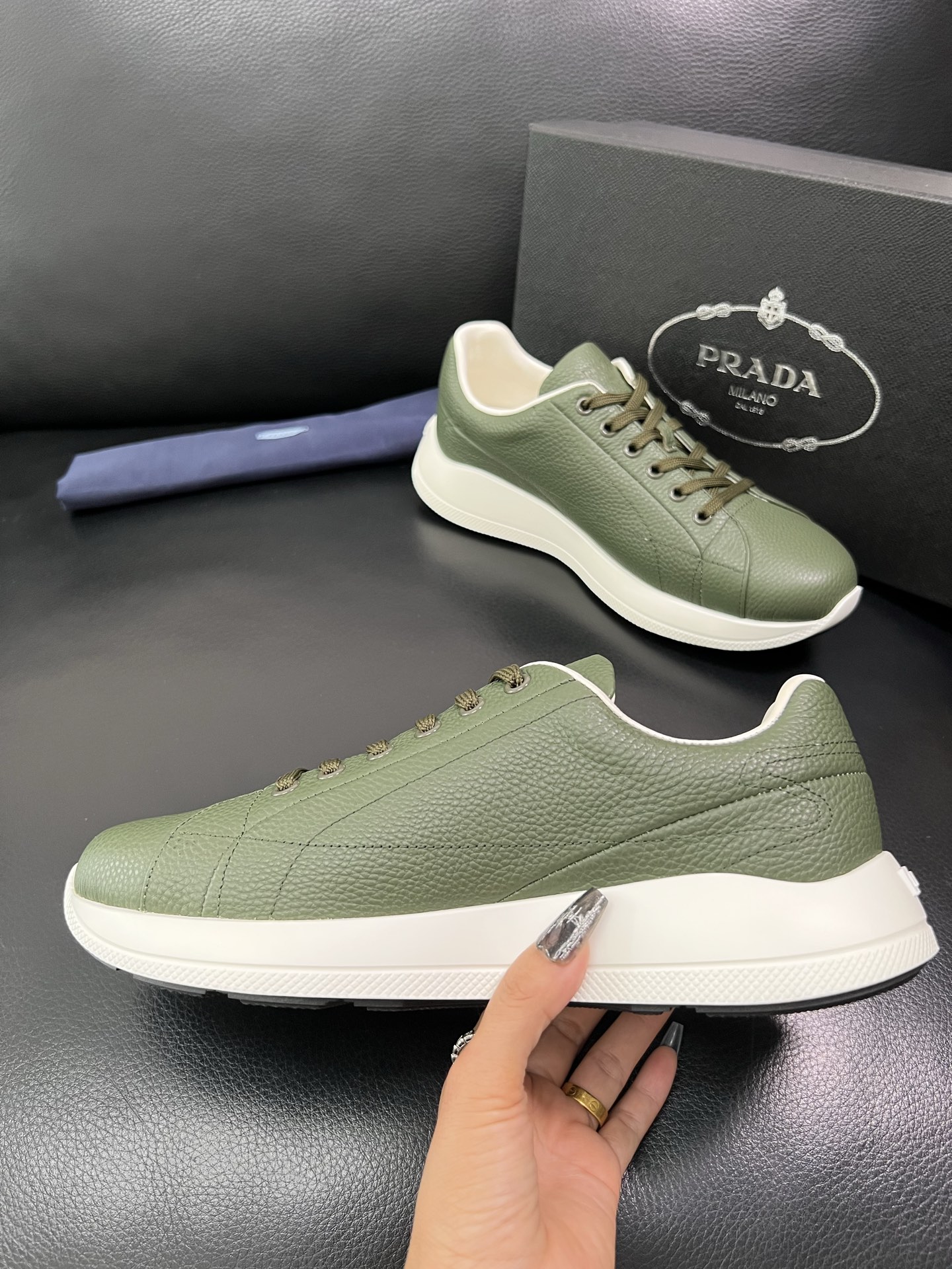 Prada 顶级工艺品，普拉达 专柜同步，原厂配置意大利进口牛皮面料，进口牛皮内里垫，透气舒适，鞋底：原