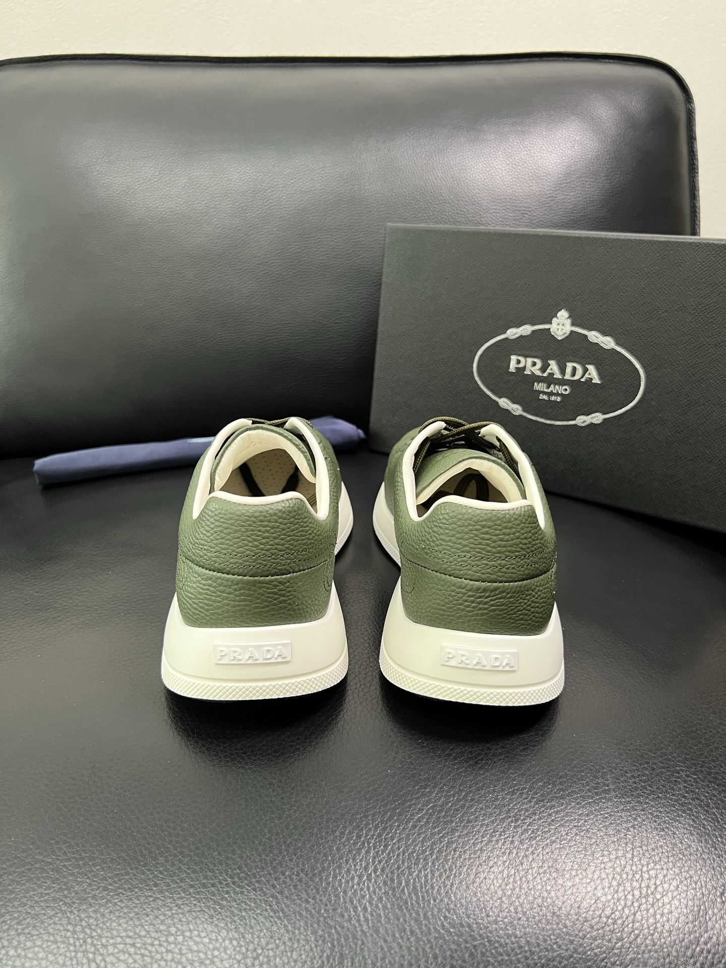 Prada 顶级工艺品，普拉达 专柜同步，原厂配置意大利进口牛皮面料，进口牛皮内里垫，透气舒适，鞋底：原