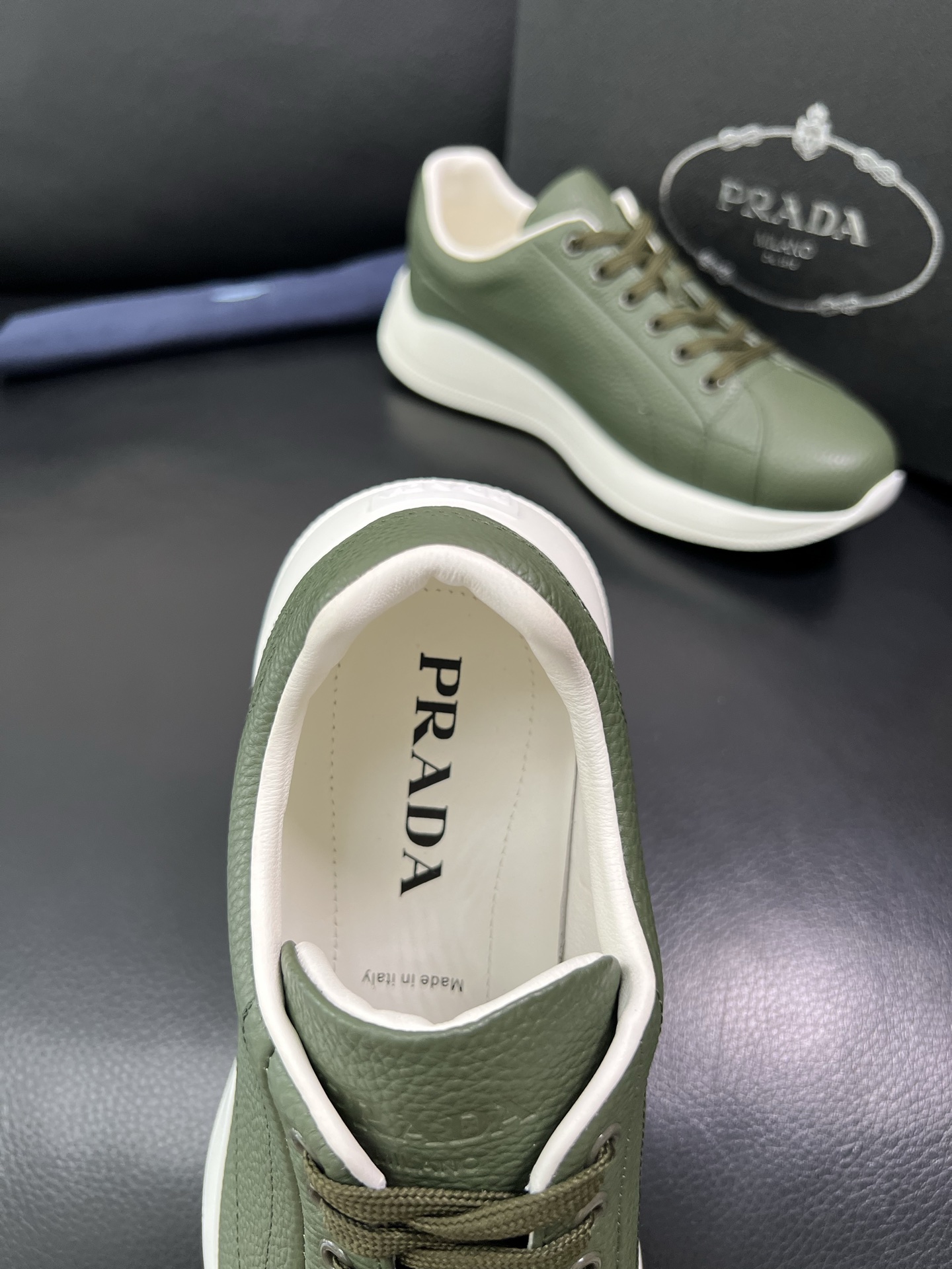 Prada 顶级工艺品，普拉达 专柜同步，原厂配置意大利进口牛皮面料，进口牛皮内里垫，透气舒适，鞋底：原
