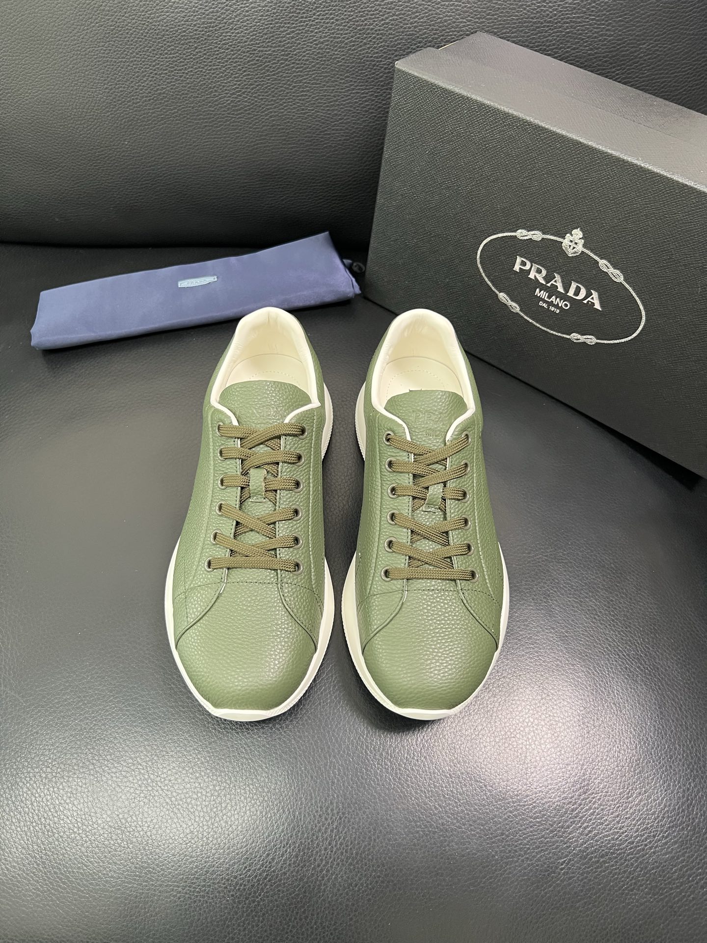 Prada 顶级工艺品，普拉达 专柜同步，原厂配置意大利进口牛皮面料，进口牛皮内里垫，透气舒适，鞋底：原