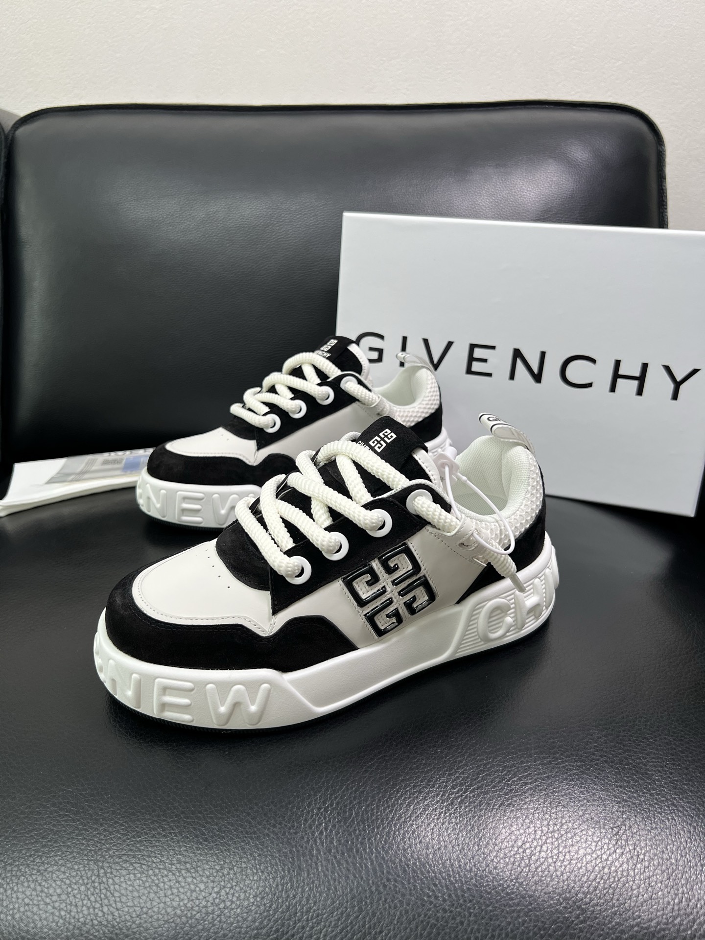 Givenchy 🔍顶级代购🇮🇹 纪梵希 新品专柜同步原厂配置，意大利进口牛皮搭配网布面料，全鞋配件私模