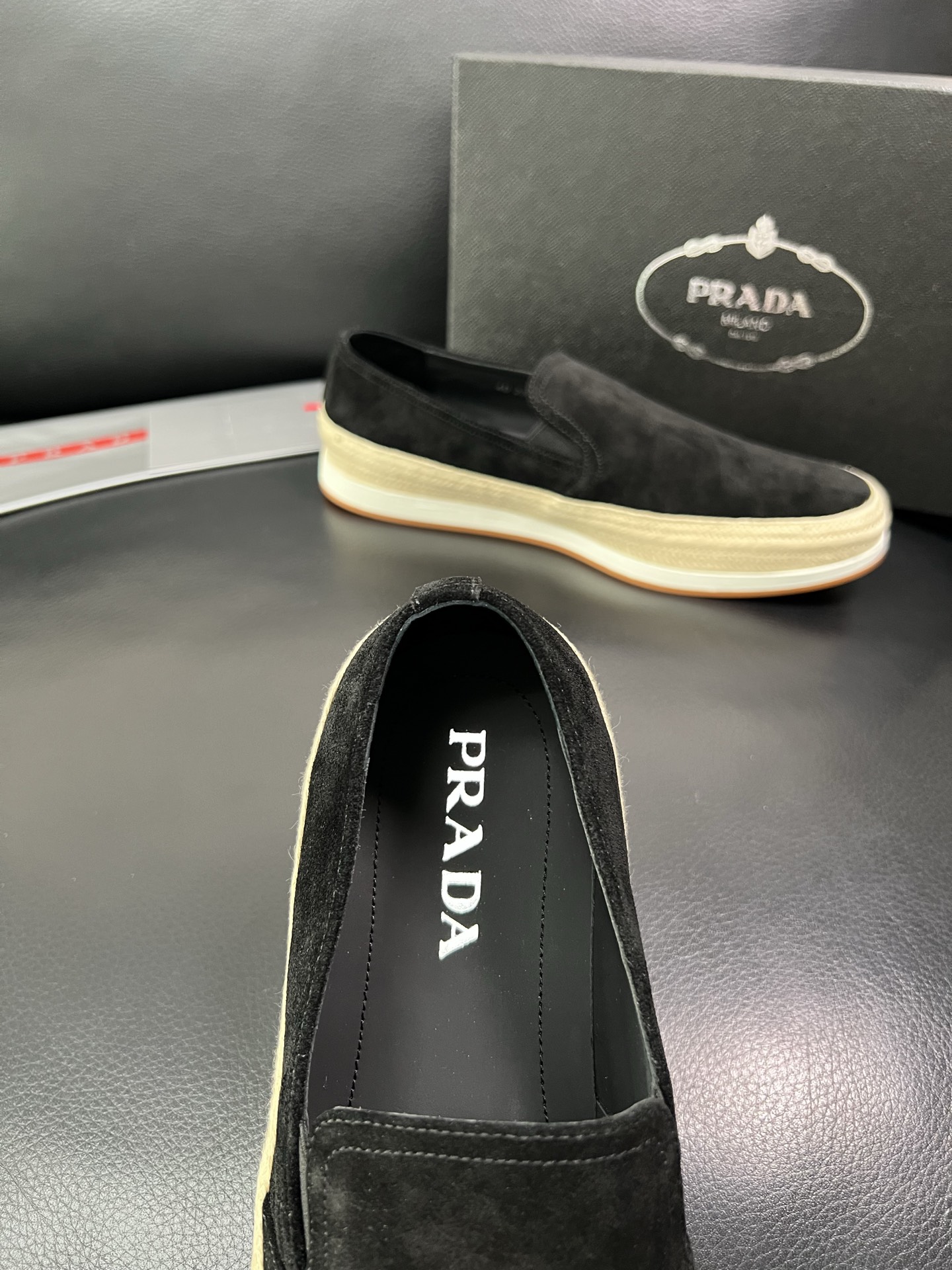 PRADA 顶级工艺品 普拉达 专柜同步 原厂配置，意大利进口原版牛皮面料，透气舒适进口水染牛里垫，鞋底
