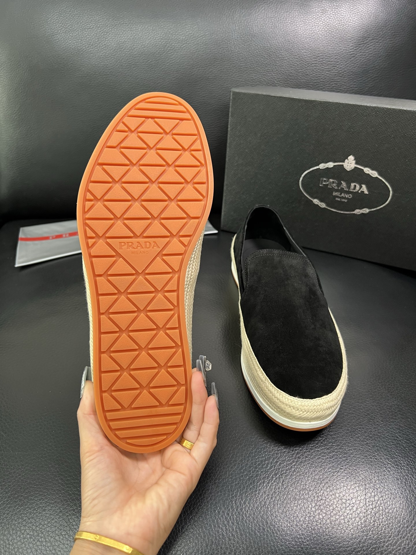PRADA 顶级工艺品 普拉达 专柜同步 原厂配置，意大利进口原版牛皮面料，透气舒适进口水染牛里垫，鞋底