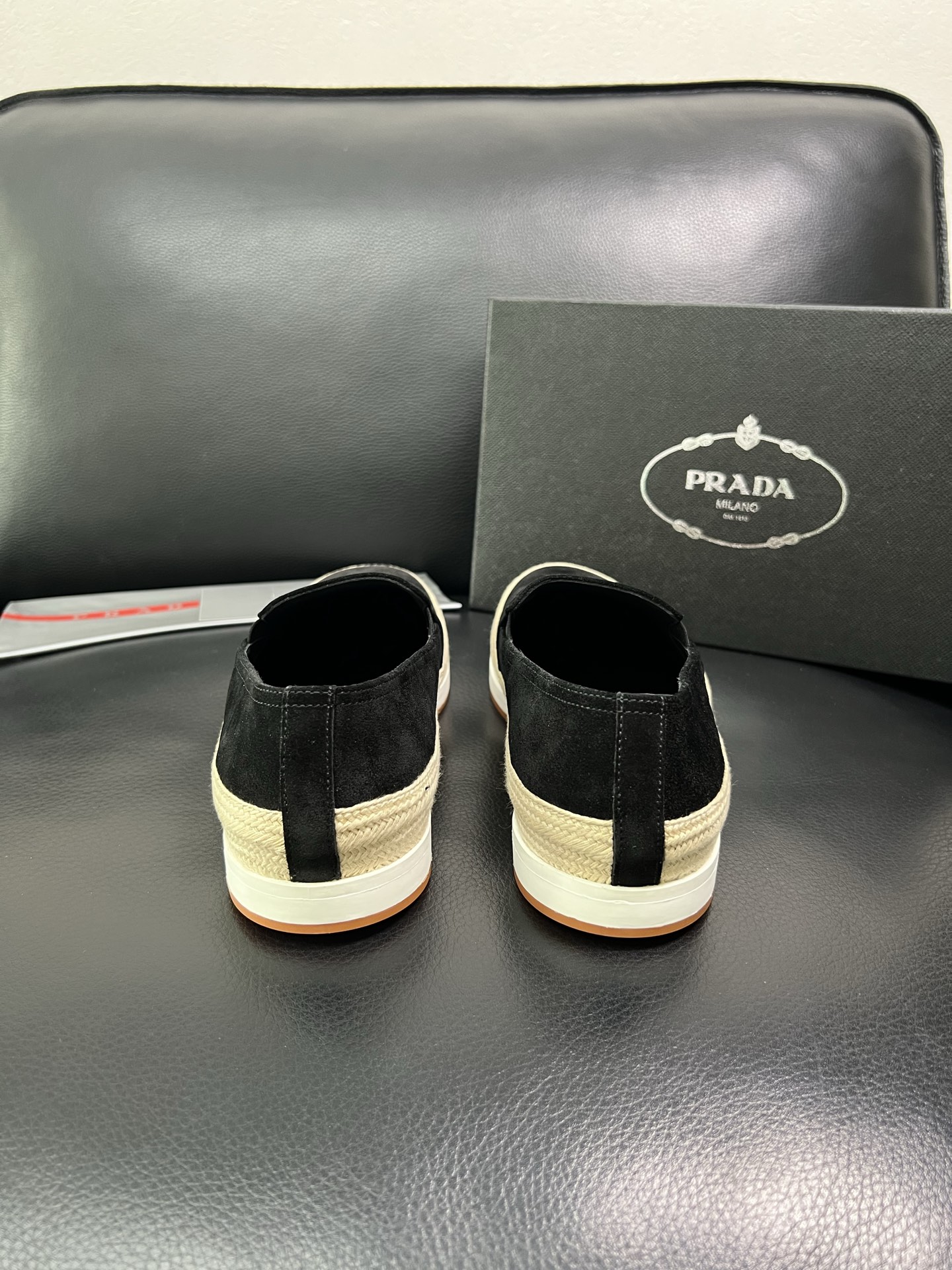 PRADA 顶级工艺品 普拉达 专柜同步 原厂配置，意大利进口原版牛皮面料，透气舒适进口水染牛里垫，鞋底