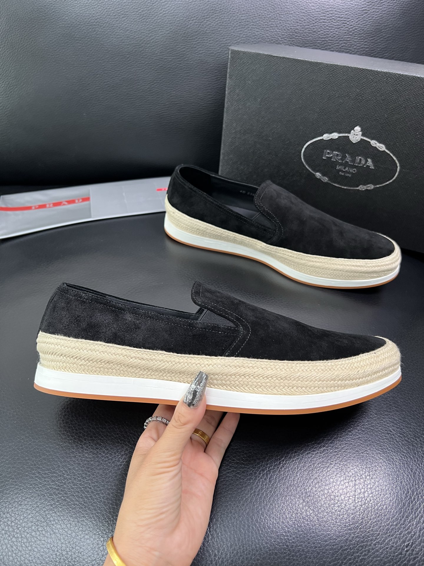 PRADA 顶级工艺品 普拉达 专柜同步 原厂配置，意大利进口原版牛皮面料，透气舒适进口水染牛里垫，鞋底
