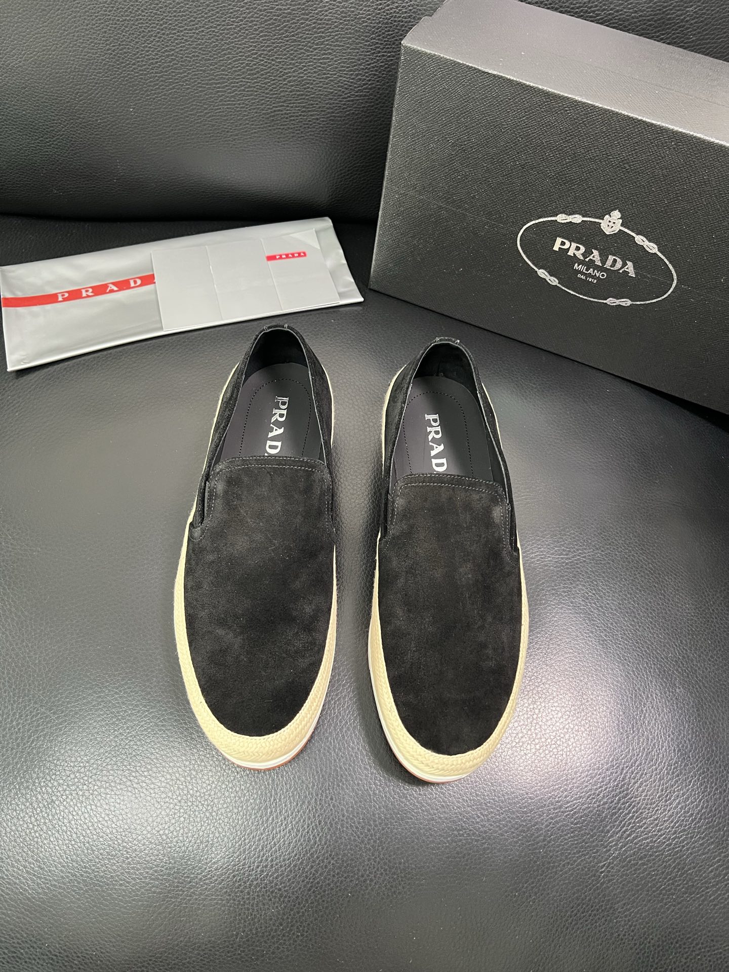 PRADA 顶级工艺品 普拉达 专柜同步 原厂配置，意大利进口原版牛皮面料，透气舒适进口水染牛里垫，鞋底
