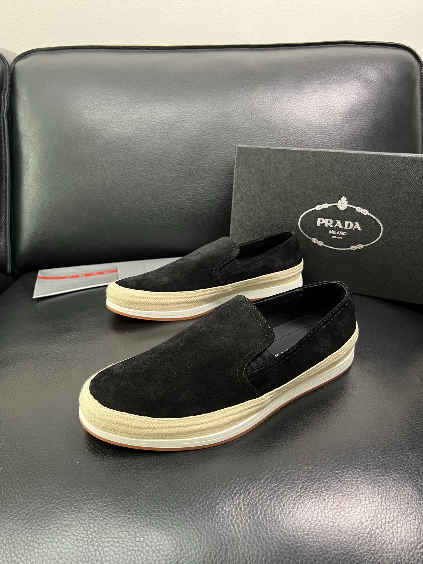 PRADA 顶级工艺品 普拉达 专柜同步 原厂配置，意大利进口原版牛皮面料，透气舒适进口水染牛里垫，鞋底