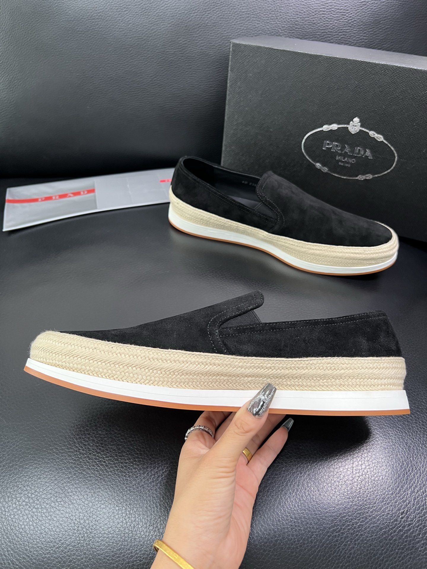 PRADA 顶级工艺品 普拉达 专柜同步 原厂配置，意大利进口原版牛皮面料，透气舒适进口水染牛里垫，鞋底