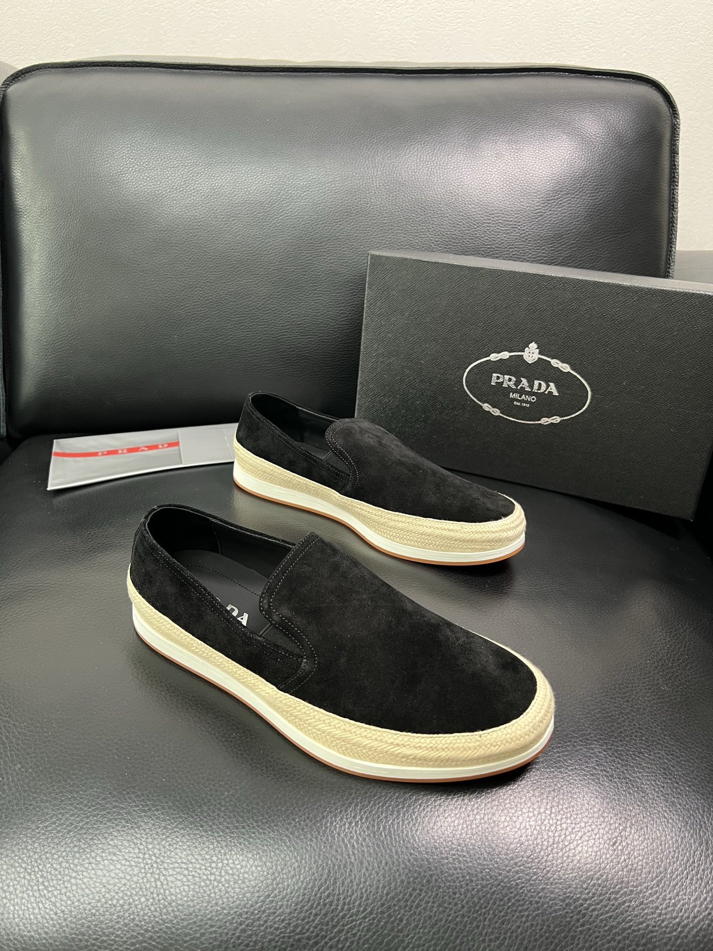 PRADA 顶级工艺品 普拉达 专柜同步 原厂配置，意大利进口原版牛皮面料，透气舒适进口水染牛里垫，鞋底