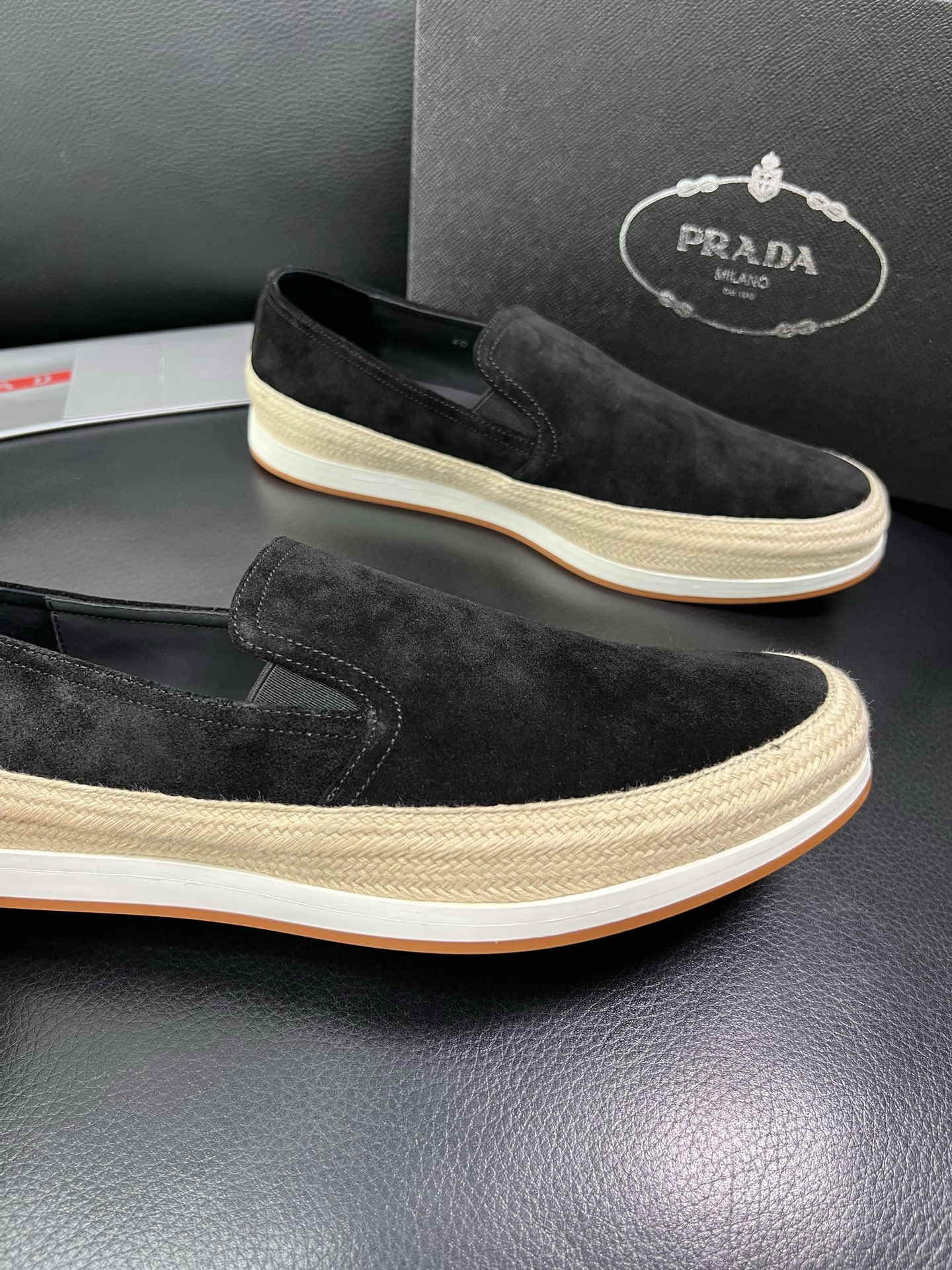 PRADA 顶级工艺品 普拉达 专柜同步 原厂配置，意大利进口原版牛皮面料，透气舒适进口水染牛里垫，鞋底