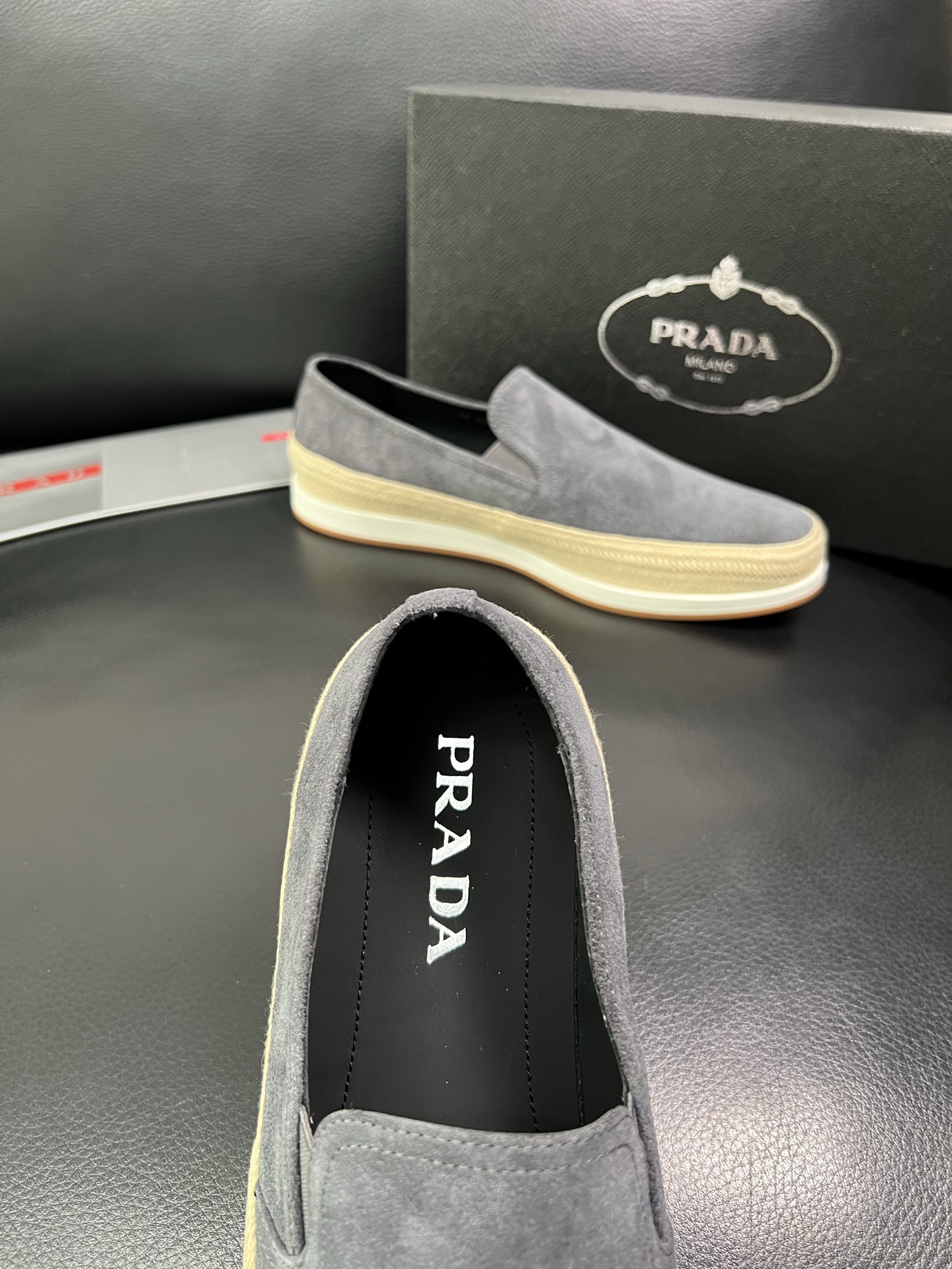 PRADA 顶级工艺品 普拉达 专柜同步 原厂配置，意大利进口原版牛皮面料，透气舒适进口水染牛里垫，鞋底